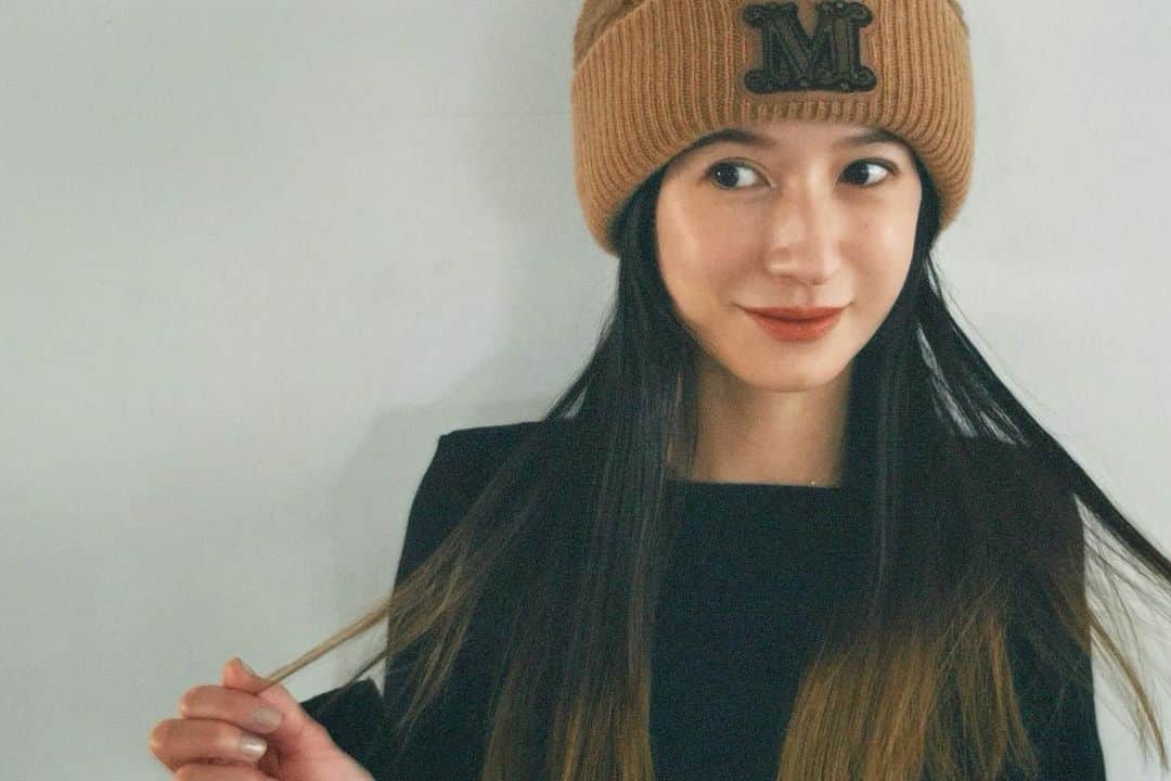 松本恵奈さんのインスタグラム写真 - (松本恵奈Instagram)「テディシリーズのモコモコニット帽🐻 最高に可愛い♡🥹 ありがとうございます♡ #maxmara #gift」12月7日 17時49分 - ena1123