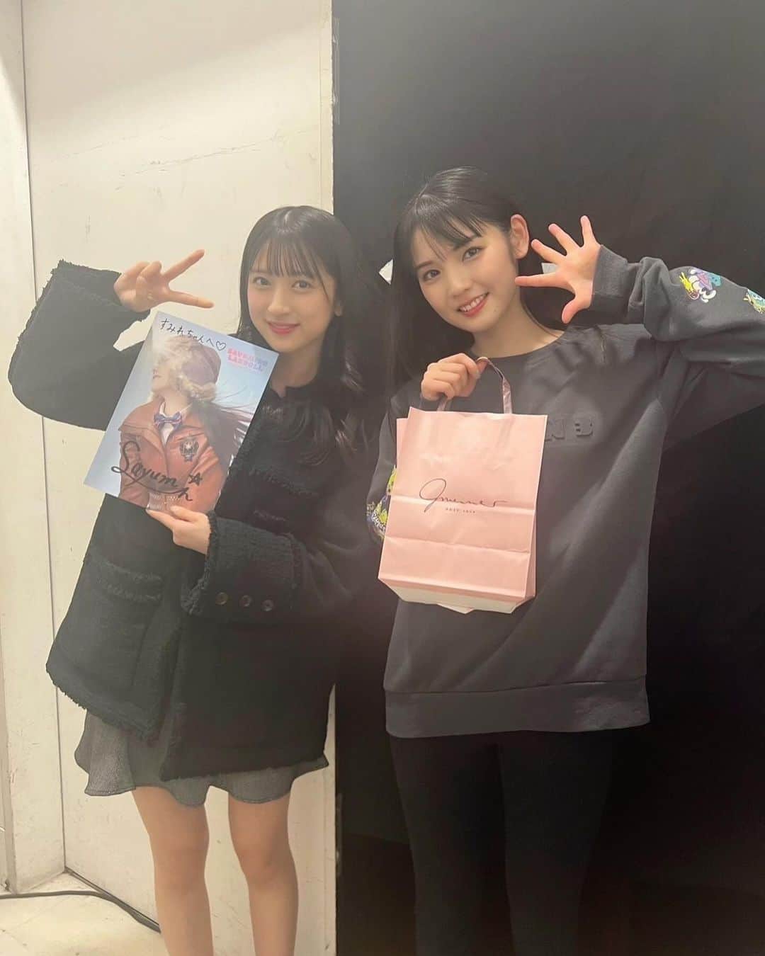OCHA NORMAさんのインスタグラム写真 - (OCHA NORMAInstagram)「.  道重さゆみさんの、『SAYUMINGLANDOLL〜大空〜』 公演を見学させて頂いた時に、道重さんと一緒に撮って 頂いたお写真です☁️✨🐰💖  本当に素敵すぎました...！  ビジュアルブックもありがとうございます😭 家宝にしてますっ🫡✨  道重さん大好きです！💖  #道重さゆみ さん #sayuminglandoll大空  #ochanorma  #オチャノーマ  #田代すみれ」12月7日 17時51分 - ocha_norma_official