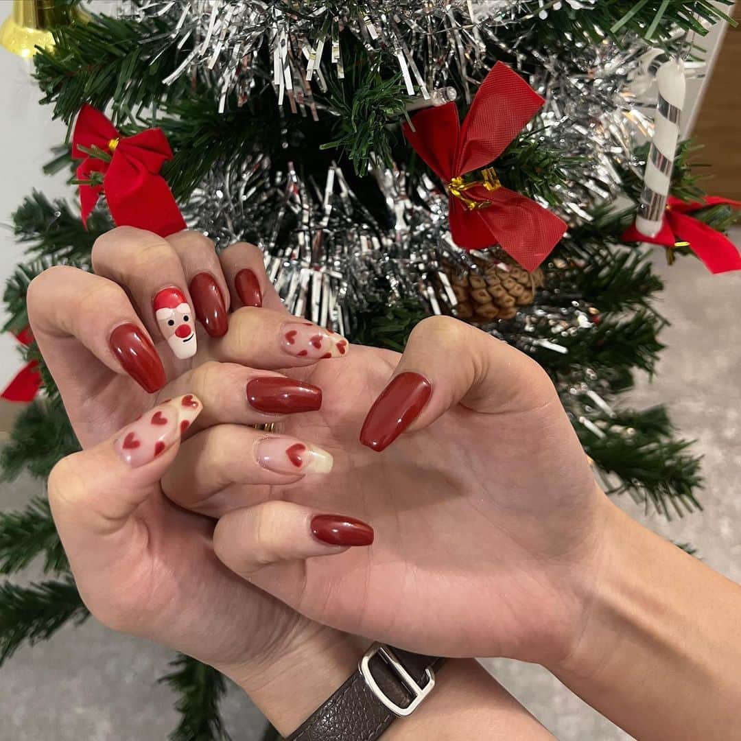 Nanamiのインスタグラム：「. 大好評クリスマス大浮かれネイル🎄🎅🏻 マヌケなサンタさんを 中指に迎え入れましたっ😉♡ どうぞよろしくっ🐥🐥🐥 本当はトナカイも入れたかったけど 浮かれてる場合じゃないな… ということで控えました(はい？)  #ネイル#ネイルデザイン#クリスマスネイル#ハートネイル」