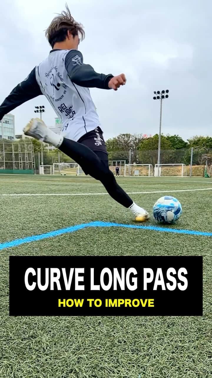 タクヤのインスタグラム：「LEARN CURVE LONG PASS⚽️ ⁡ カーブするロングパスの蹴り方！コツは軸足！ ⁡ @regate_takuya」