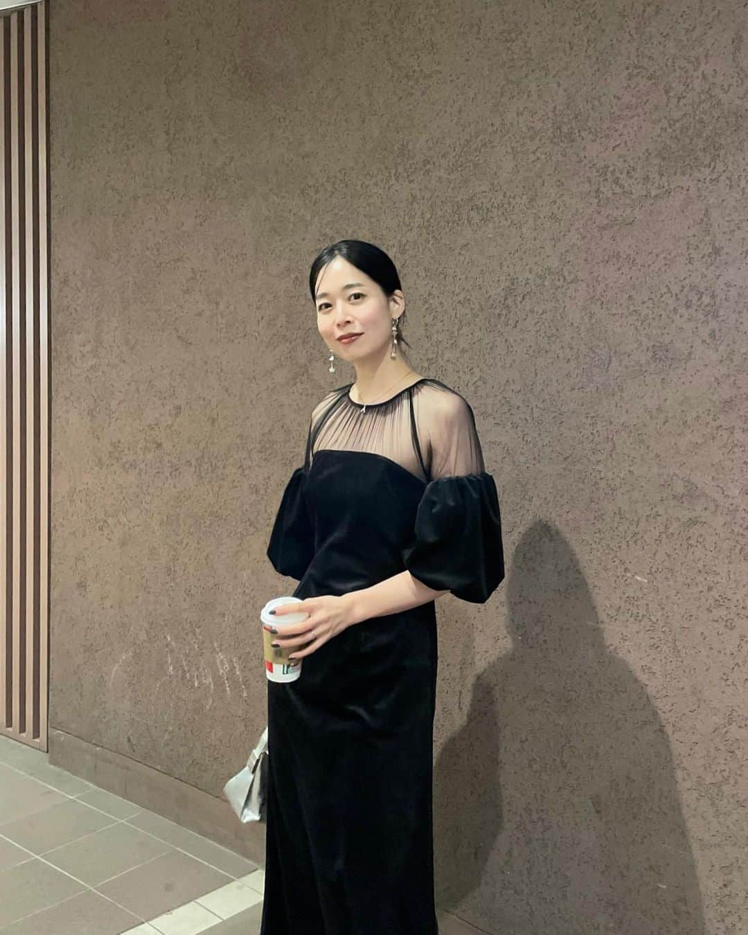 Ameri VINTAGE LUMINE SHINJUKUのインスタグラム：「・  New arrival ———  12/8(Fri)release  SOUFFLE SLEEVE VELOUR DRESS (02320541200) ￥23,100 tax in  ブラック/ブルー S,Mサイズ  @aym__319  174cm Mサイズ着用  @__suzu128__  158cm Sサイズ着用  @amerivintage #amerivintage  #ameri #ameri_staffsnap #ameri2023autumnwinter」