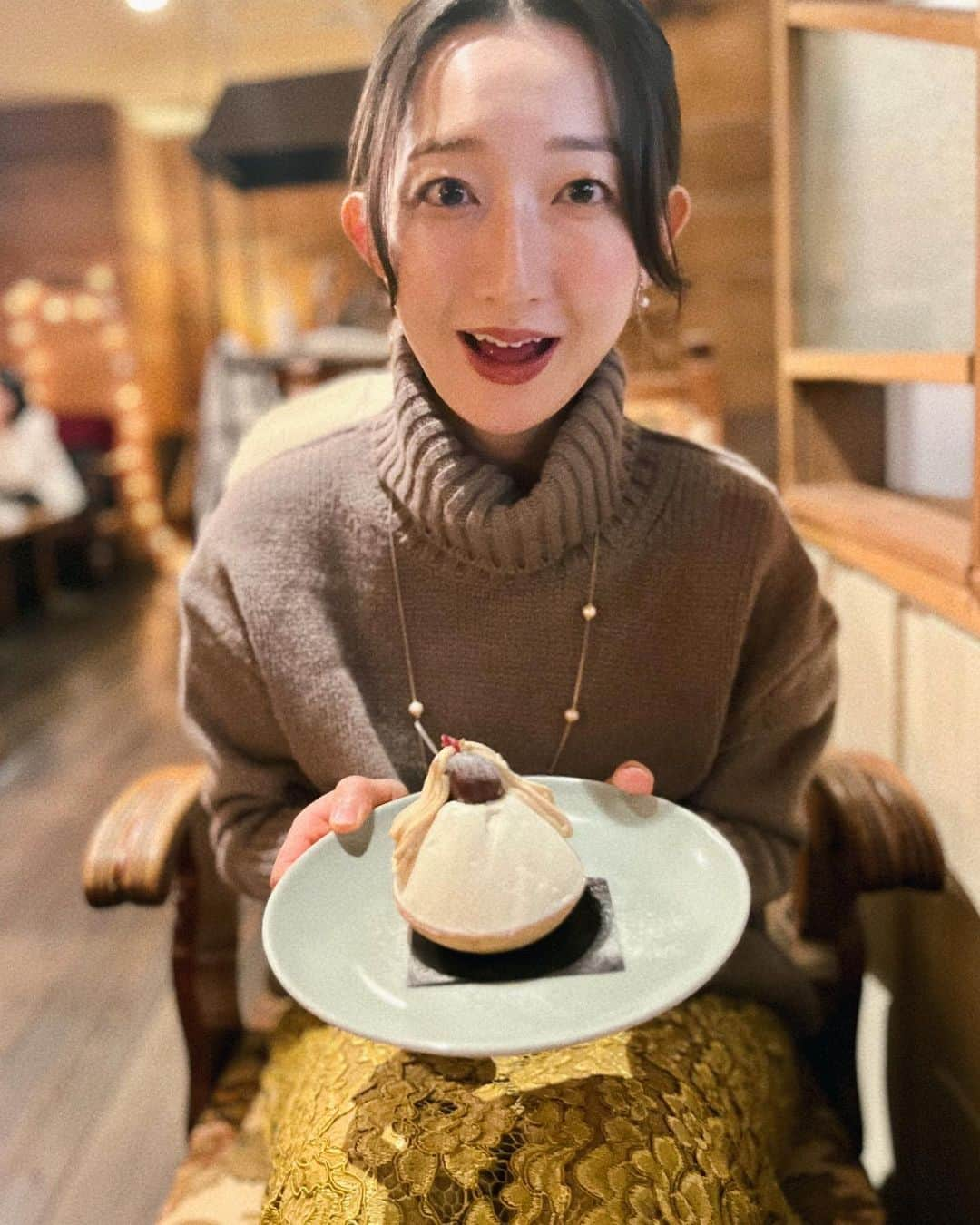 竹上萌奈さんのインスタグラム写真 - (竹上萌奈Instagram)「⁡ 寒い日は おしゃれなカフェで美味しいものを ⁡ 冬もいいものですね☃️ ⁡ ケーキは、モンブラン🌰 ⁡ 半分クリームをかけ忘れちゃったのかな… と心配したのですが、帰りにショーケースをみたら、全部この形でした ⁡ おしゃれなだけでした ⁡ #カフェ #カフェ飯 #ケーキ #おしゃれ #冬コーデ」12月7日 18時05分 - takegami_moena