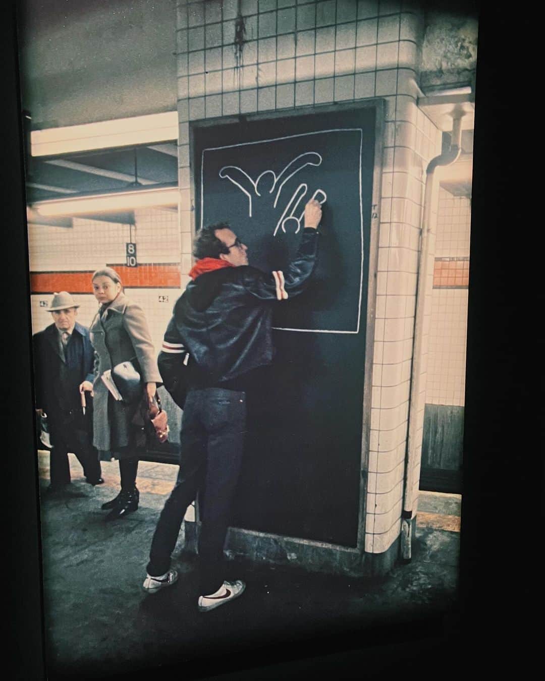 池田泉さんのインスタグラム写真 - (池田泉Instagram)「⁡ 80年代、ストリートカルチャーがまだ逆境のアメリカで キースヘリングの活動を通して駆け抜けた姿が 想像できて、本当に見応えありすぎる展示です。 家に帰ってドキュメンタリーを見返した。 アートとメッセージ性、世の中への抗議や願い。 作品からエネルギーを感受できるように作られた建築のスケールも！全てを体感。 ⁡ いい一日。 ⁡」12月7日 18時03分 - xxizumi123xx