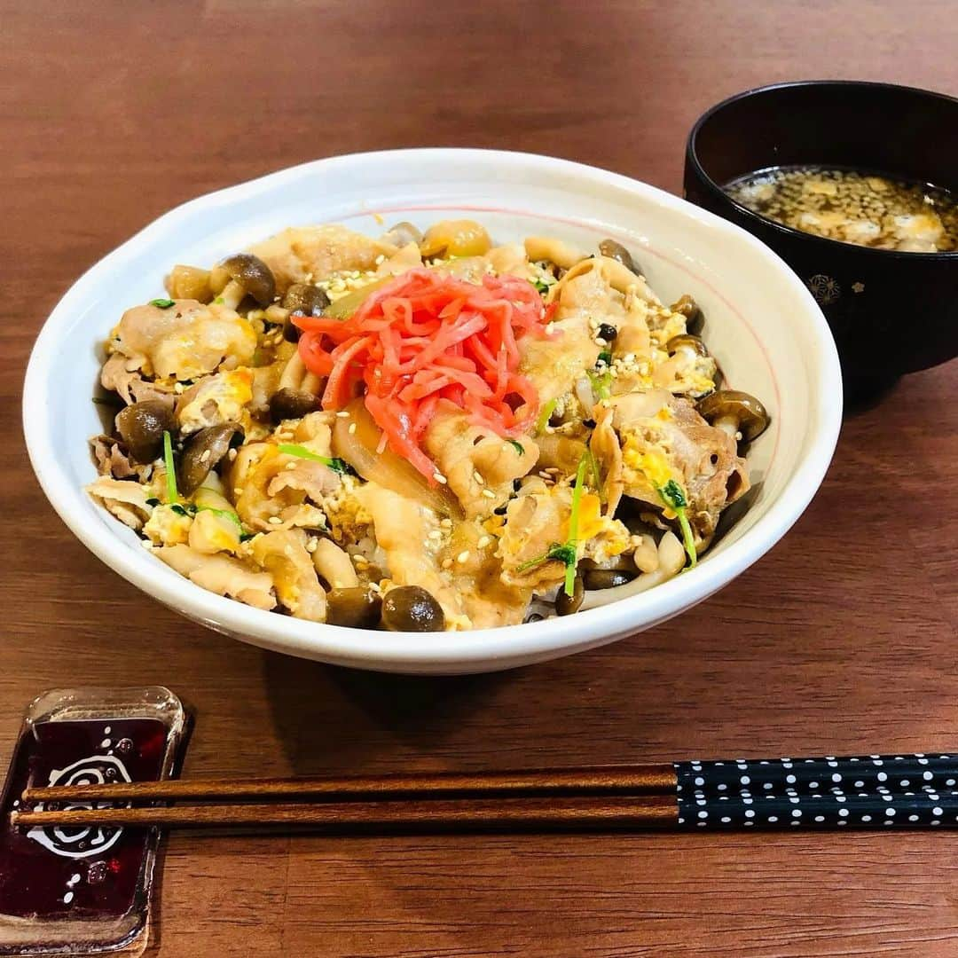 吉野家さんのインスタグラム写真 - (吉野家Instagram)「きのこと卵で旨味と食感UP‼️《豚丼の具で卵とじ丼》  📣 @nanamichan0719 さんの投稿をご紹介！！ ぜひ参考にしてくださいね💗  豚丼の具で卵とじ丼 　（@yoshinoya_co_jp 様より）  #吉野家 様から「おうち吉野家セット豚丼の具」を頂いたので簡単！卵とじ丼を作りました😊  冷凍豚丼の具に好きなきのこや野菜加えて、煮込んで卵をかけるだけなので10分くらいでできました💖  豚丼の具めちゃくちゃ美味しいです😊 卵や野菜を加えることでさらに栄養もアップ⤴️  レシピ載せますので気になる方は作ってみて〜‼️  ーーーーーーーーーーーー 【材料】（1人分） ごはん一杯　約200g 冷凍牛丼の具　1袋 油　小さじ1 にんにくチューブ　2cm しめじ　1/4房 塩胡椒　少々 だし汁　100ml 豆苗　お好み 卵　1個 紅生姜 白胡麻  【作り方】 ①フライパンに油をしき温まったら、しめじとニンニクを炒め、塩胡椒で味を整える。 ②レンジでチンした豚丼の具と出汁も追加し軽く煮込む。 ③細かめに切った豆苗を入れて、溶き卵をかけて3分ほど弱火にかけたら出来上がり。  お好みで紅生姜や白胡麻、七味など添えると美味しいです♪ 豆苗でなくても葉物野菜なら何でも合いそうです😊  ⁡～～～～～～～～～～～～～～～～～  #おうち吉野家 は 忙しいママとパパの味方！  皆さんの#おうち吉野家 を使った レシピをご紹介中🍀 吉野家冷凍食品で カンタンおいしいごはんを楽しもう♪ 定期便注文する人が急増中！の おうち吉野家を ぜひ公式サイトよりお買い求めください☺  公式サイトはプロフィールURLから🔽 @yoshinoya_co_jp  ⁡～～～～～～～～～～～～～～～～～  #おうち吉野家 #yoshinoya  #吉野家冷凍豚丼の具 #豚丼 #時短レシピ #お手軽レシピ #卵とじ #お助けレシピ#アレンジレシピ  #時短ご飯 #肉うまレシピ  #今日のごはん  #美味しいもの好きな人と繋がりたい #料理好きな人と繋がりたい #肉うまレシピ #お店の味 #簡単レシピ大好き #今日のメニュー  #美味しいものが好きな人と繋がりたい"」12月7日 18時04分 - yoshinoya_co_jp