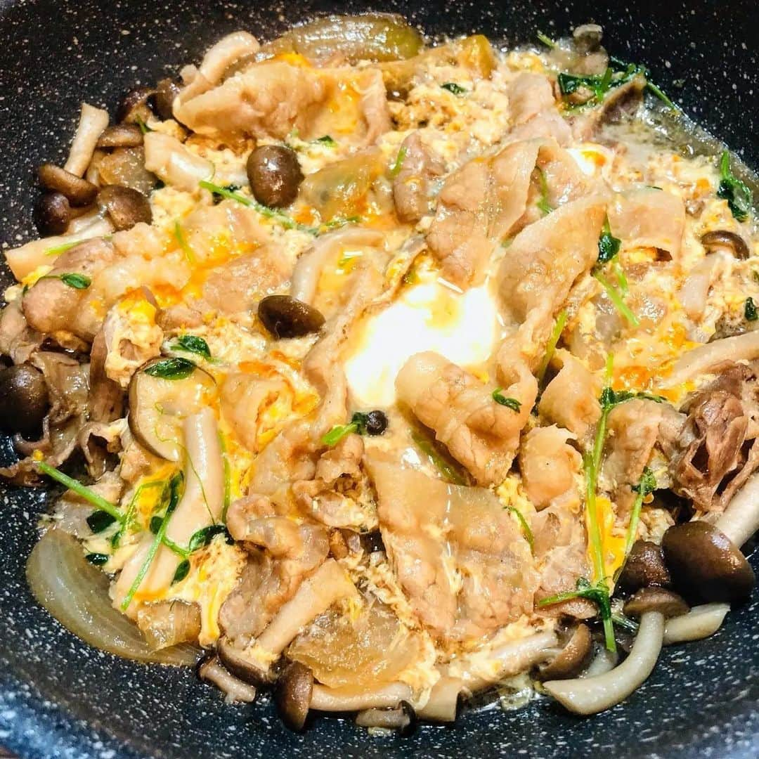 吉野家さんのインスタグラム写真 - (吉野家Instagram)「きのこと卵で旨味と食感UP‼️《豚丼の具で卵とじ丼》  📣 @nanamichan0719 さんの投稿をご紹介！！ ぜひ参考にしてくださいね💗  豚丼の具で卵とじ丼 　（@yoshinoya_co_jp 様より）  #吉野家 様から「おうち吉野家セット豚丼の具」を頂いたので簡単！卵とじ丼を作りました😊  冷凍豚丼の具に好きなきのこや野菜加えて、煮込んで卵をかけるだけなので10分くらいでできました💖  豚丼の具めちゃくちゃ美味しいです😊 卵や野菜を加えることでさらに栄養もアップ⤴️  レシピ載せますので気になる方は作ってみて〜‼️  ーーーーーーーーーーーー 【材料】（1人分） ごはん一杯　約200g 冷凍牛丼の具　1袋 油　小さじ1 にんにくチューブ　2cm しめじ　1/4房 塩胡椒　少々 だし汁　100ml 豆苗　お好み 卵　1個 紅生姜 白胡麻  【作り方】 ①フライパンに油をしき温まったら、しめじとニンニクを炒め、塩胡椒で味を整える。 ②レンジでチンした豚丼の具と出汁も追加し軽く煮込む。 ③細かめに切った豆苗を入れて、溶き卵をかけて3分ほど弱火にかけたら出来上がり。  お好みで紅生姜や白胡麻、七味など添えると美味しいです♪ 豆苗でなくても葉物野菜なら何でも合いそうです😊  ⁡～～～～～～～～～～～～～～～～～  #おうち吉野家 は 忙しいママとパパの味方！  皆さんの#おうち吉野家 を使った レシピをご紹介中🍀 吉野家冷凍食品で カンタンおいしいごはんを楽しもう♪ 定期便注文する人が急増中！の おうち吉野家を ぜひ公式サイトよりお買い求めください☺  公式サイトはプロフィールURLから🔽 @yoshinoya_co_jp  ⁡～～～～～～～～～～～～～～～～～  #おうち吉野家 #yoshinoya  #吉野家冷凍豚丼の具 #豚丼 #時短レシピ #お手軽レシピ #卵とじ #お助けレシピ#アレンジレシピ  #時短ご飯 #肉うまレシピ  #今日のごはん  #美味しいもの好きな人と繋がりたい #料理好きな人と繋がりたい #肉うまレシピ #お店の味 #簡単レシピ大好き #今日のメニュー  #美味しいものが好きな人と繋がりたい"」12月7日 18時04分 - yoshinoya_co_jp