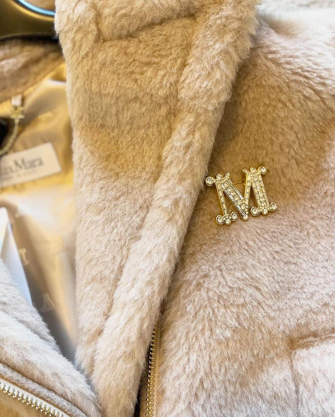 越馬千春さんのインスタグラム写真 - (越馬千春Instagram)「. 思い入れのあるイニシャル💫🧸　  @maxmara  初テディはサンドカラーにしました🤍  これだ！というカラーを求め 3店舗はしごしました🏃‍♀️✨✨  さて年末まで頑張ろう❣️❣️ #maxmara#maxmarateddycoat#テディ#マックスマーラ」12月7日 17時56分 - chiharukoshiba