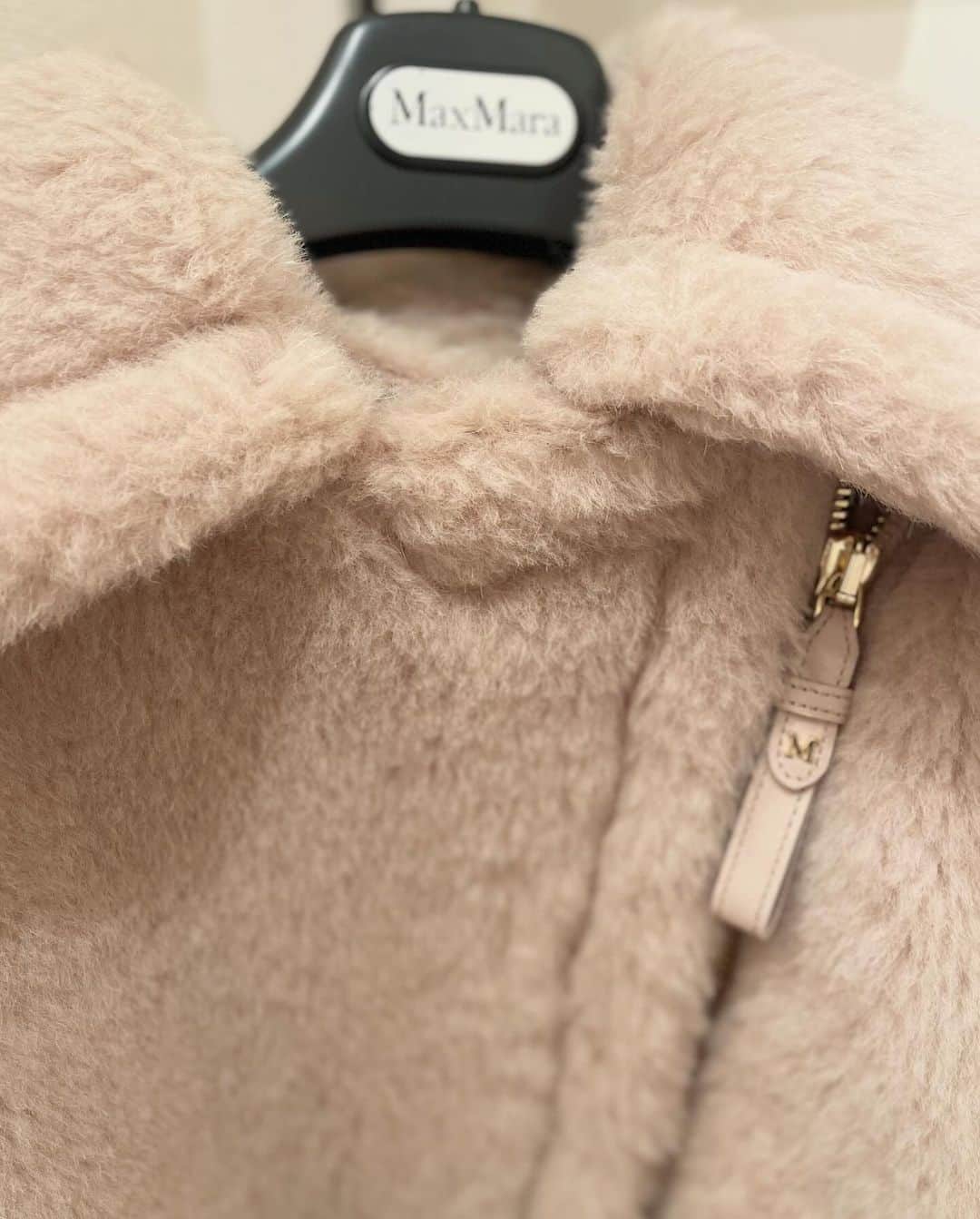越馬千春さんのインスタグラム写真 - (越馬千春Instagram)「. 思い入れのあるイニシャル💫🧸　  @maxmara  初テディはサンドカラーにしました🤍  これだ！というカラーを求め 3店舗はしごしました🏃‍♀️✨✨  さて年末まで頑張ろう❣️❣️ #maxmara#maxmarateddycoat#テディ#マックスマーラ」12月7日 17時56分 - chiharukoshiba