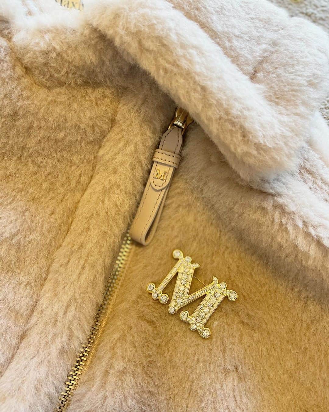 越馬千春さんのインスタグラム写真 - (越馬千春Instagram)「. 思い入れのあるイニシャル💫🧸　  @maxmara  初テディはサンドカラーにしました🤍  これだ！というカラーを求め 3店舗はしごしました🏃‍♀️✨✨  さて年末まで頑張ろう❣️❣️ #maxmara#maxmarateddycoat#テディ#マックスマーラ」12月7日 17時56分 - chiharukoshiba