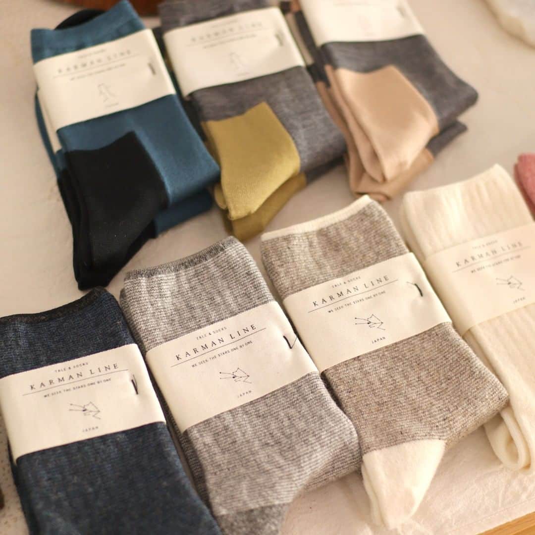 BIRDS' WORDSさんのインスタグラム写真 - (BIRDS' WORDSInstagram)「. 靴下の産地・奈良の職人たちとともに質感にこだわって生み出されたカーマンラインの靴下やニットアイテム。  素敵な色合いとこだわりが詰まったカーマンラインの商品はご自身用はもちろんのこと、ギフトにも選ばれる大人気の商品。  肌寒い冬の季節をともに暖かく過ごすとっておきの一足をぜひ探しにいらしてください。  #birdswords #バーズワーズ #birdswordsosakastore #谷町 #谷町九丁目 #谷町六丁目 #大阪雑貨屋 #暮らしを楽しむ #丁寧な暮らし #madeinjapan #karmanline #カーマンライン #靴下 #ソックス」12月7日 17時56分 - birds_words