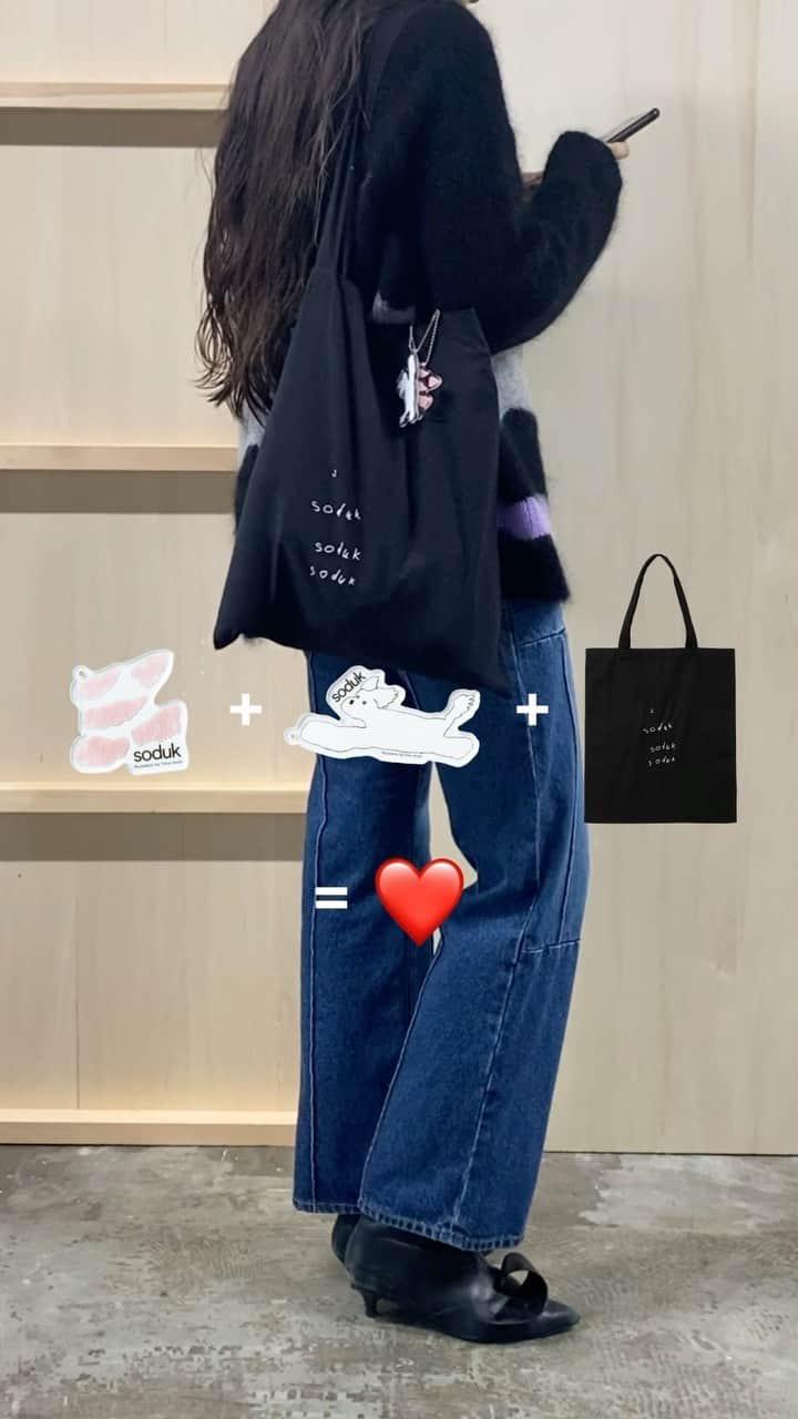 sodukのインスタグラム：「holiday gift from soduk☺︎  いつもsodukをご愛顧いただきありがとうございます。   日頃の感謝の意を込めまして、sodukからささやかなホリデーギフトをご用意いたしました。  画家 tomo andoによって描き下ろされたイラストのオリジナルキーホルダーと、デザイナー工藤司直筆のテキストデザインが施されたトートバックのセットになります。  12月7日から12月25日までの期間中、 sodukの公式サイトより税抜3万円以上をお買い求め頂いた方にのみギフトされます。 数量のご用意はごく僅か。なくなり次第終了となります。   特別なこの機会に是非お求めください。  #happyholidays  #soduk #soduk23fw」