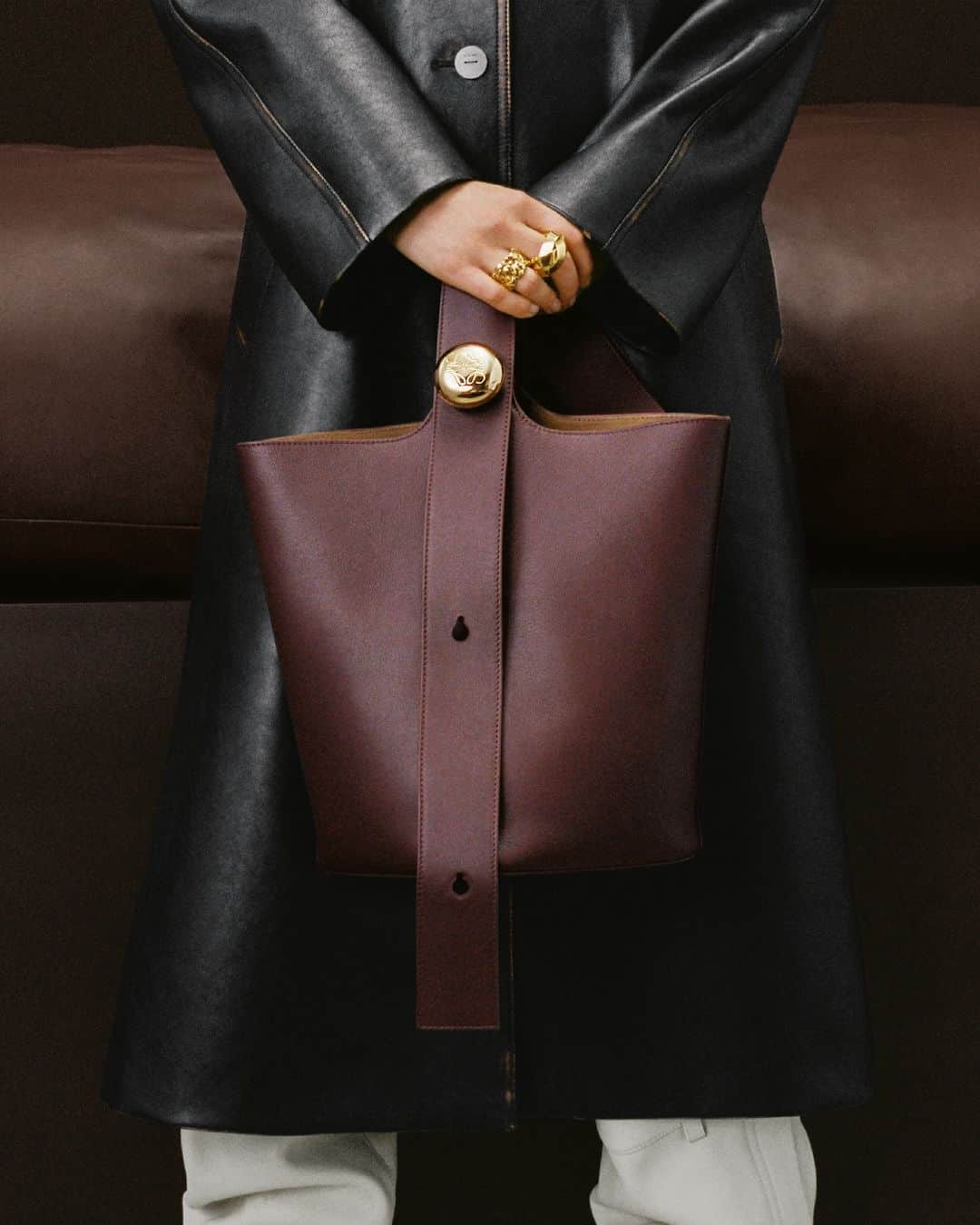 Loeweのインスタグラム：「The Pebble Bucket in leather.  Now available on loewe.com  #LOEWE #LOEWEpebble」