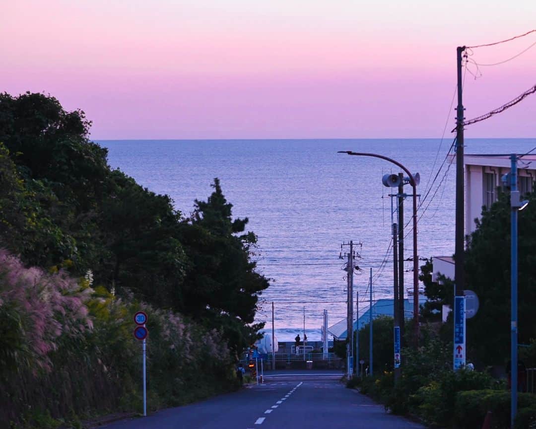 江の島・鎌倉 ナビさんのインスタグラム写真 - (江の島・鎌倉 ナビInstagram)「◀ 江の島・鎌倉観光なら「江の島・鎌倉ナビ」(@enokama)におまかせ！  旅の途中で出会う七里ガ浜の坂からの夕景は きっと心に残るでしょう。  photo by @yuki__nstagram  ※こちらは過去に撮影した写真です。  -------------------------------------------  最後までご覧いただきありがとうございます！  ♡ 江の島・鎌倉へのおでかけ情報が満載 ♡  江の島・鎌倉ナビ(@enokama)では 人気の定番スポットから新規開店のお店まで、 旬の情報を発信しています！  ✔人気のスポットは？ ✔開催中のイベントは？ ✔お得なチケットは？  ”えのかまナビ”なら全部お任せ！ もっと詳しく知りたい人は、Webサイトをチェック！  「えのかま」で検索してね♪  #七里ガ浜 #七里ヶ浜 #マジックアワー #夕日 #夕焼け #サンセット #江ノ島 #江の島 #鎌倉 #江の島鎌倉 #鎌倉観光 #江ノ島観光 #江ノ電 #enoden #enoshima #kamakura #enoshimakamakura #kanagawa #japan #えのかま #えのかまナビ #江の島鎌倉ナビ #江の島鎌倉フリーパス #絵はがきになる日常を」12月7日 18時00分 - enokama