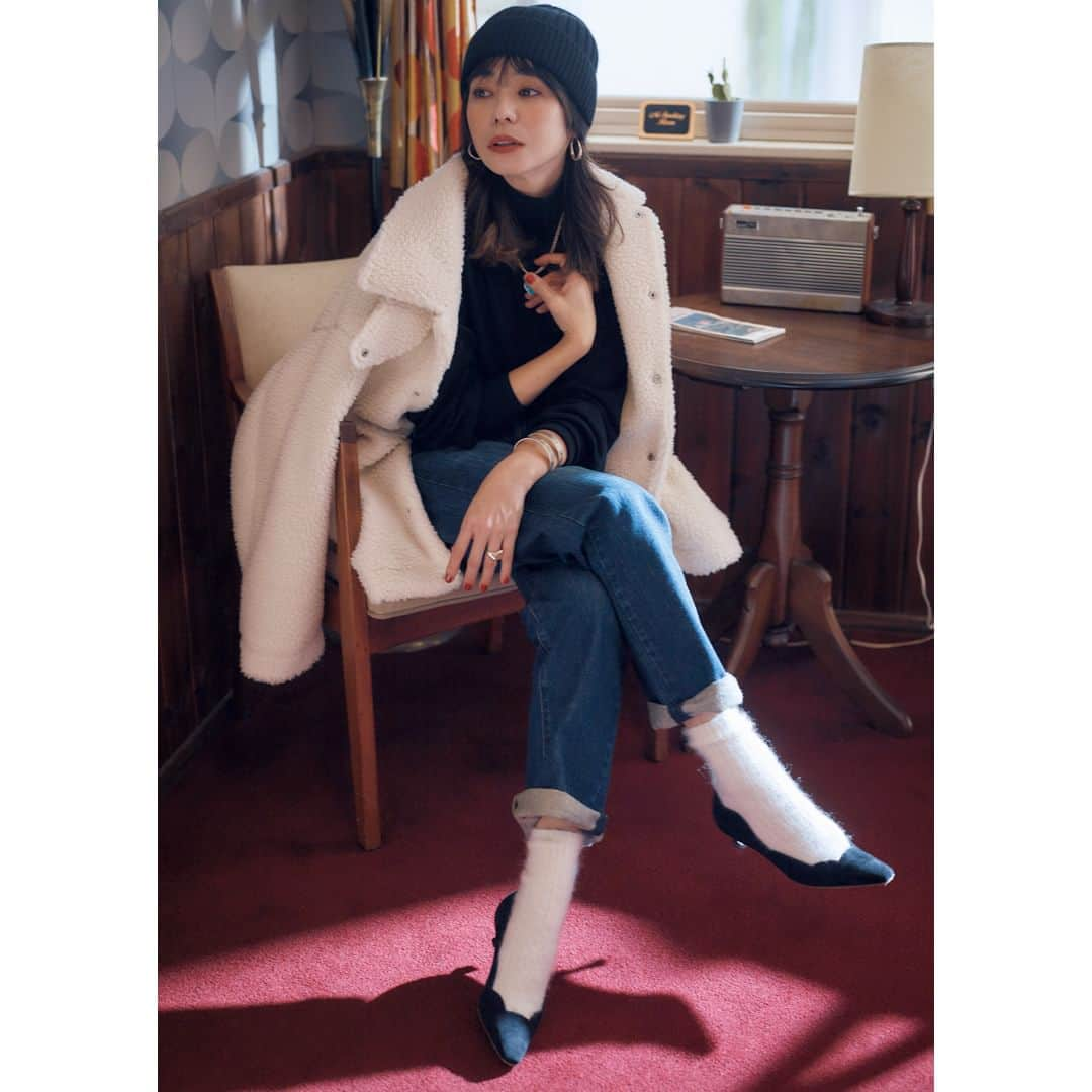 LEEさんのインスタグラム写真 - (LEEInstagram)「このコーデが好きな人は❤️をコメントしてください！  #UNIQLO の デニムパンツコーデ  こなれ感が瞬時に手に入る、 メンズデニムを味方につけて  着る人の体型を選ばない ストレートシルエットを 採用したメンズデニムは、 女性にもぜひおすすめしたい一本。 体のラインを拾わない ゆったりサイズを選んで 裾をロールアップすれば、 こなれた印象が瞬時に手に入ります。  パンツ「レギュラーフィットジーンズ」（メンズ商品）・帽子／#ユニクロ　 ブルゾン／#ウィムガゼット  ニット／#プルミエアロンディスモン 靴／#ペリーコ  ーーーーーーーーーーーーーーーーーー #magazinelee　#leeweb　#竹下玲奈 さん（@renatakeshita）  #ootd #今日のコーデ　#大人カジュアル #カジュアル名品 #コーデ #ユニクロメンズコーデ #ユニクロメンズ #メンズデニム #レギュラーフィットジーンズ #デニムパンツ #ジーンズ #冬コーデ #名品アイテムコーデ #シンプルコーデ #30代コーデ #40代コーデ #お出かけコーデ  撮影／谷田政史(CaNN)　ヘア＆メイク／中山友恵　スタイリスト／徳原文子　モデル／竹下玲奈　取材・文／磯部安伽」12月7日 18時00分 - magazinelee