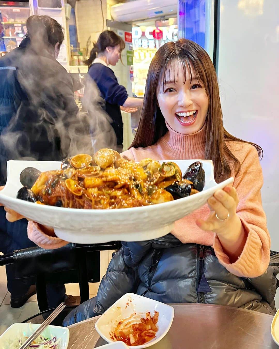 松中みなみのインスタグラム：「ぜんぜん小皿じゃなーーーい🤣🤣🤣  お店のお母さんが「少ないからペロリよっ！」みたいな感じで言うから頼んだら…w  お腹はち切れるかと思った〜🤣 でも美味しかった、ご馳走様でした🙏💗  #韓国女子旅 #韓国料理 #トッポギチャプチェ #まるで大食いチャレンジしているみたい」
