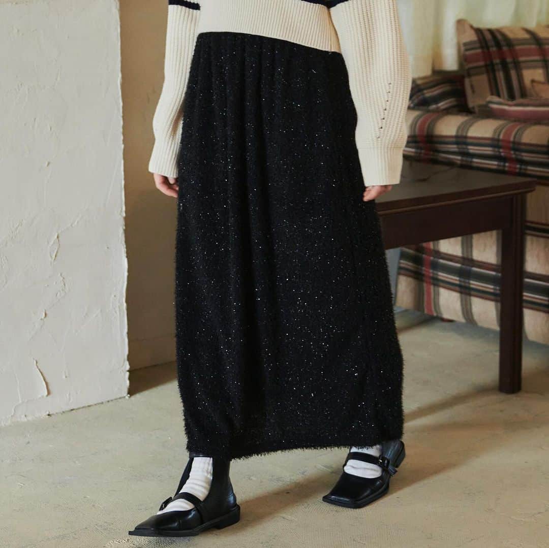 アンティローザのインスタグラム：「☑︎ラメニットスカート ivory / black ¥3,300(taxin)  秋冬にぴったりなニットスカートはラメでトレンド感アップ🎀✨ 今季も注目のニットスカートはラメ入りで登場！ ややナローなシルエットにニットの起毛感がふんわり可愛いデザインです💭  #birthdayroom #BDR #zozotown #zozotown購入品 #秋コーデ  #冬先取り  #冬服 #冬コーデ #プチプラ #プチプラアイテム #プチプラファッション #カジュアル #カジュアルコーデ #大人カジュアル #大人カジュアルコーデ #ガーリー #キャミワンピース #ラメスカート #着回しコーデ #スラックス #デニム #ニット #ニットコーデ　#ラメニット #ニットスカート」