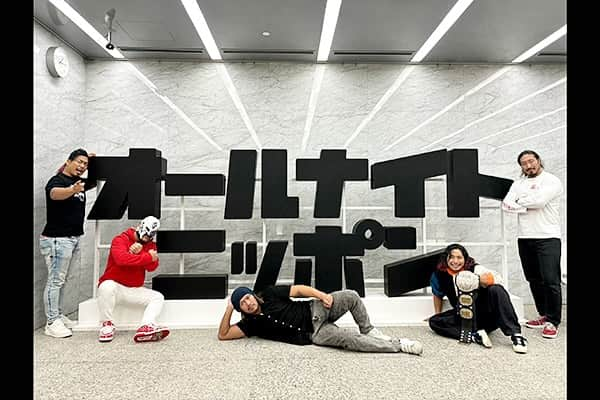 新日本プロレスリング 新日企画のインスタグラム：「【本日深夜24時より〜】  『LOS INGOBERNABLES de JAPONのオールナイトニッポンX』  ★12/7(木)深夜24時～  #内藤哲也 #BUSHI #高橋ヒロム #鷹木信悟 #辻陽太  #新日本プロレス #njpw #losingobernablesdejapón  #オールナイトニッポンx #オールナイトニッポン」