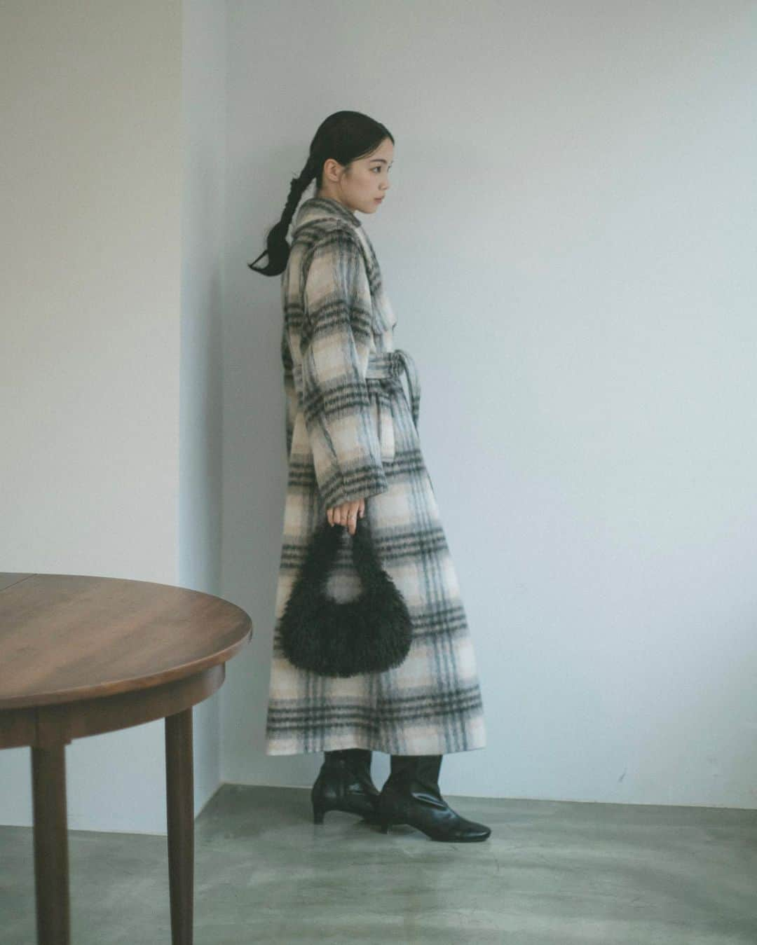 Vannie Officialさんのインスタグラム写真 - (Vannie OfficialInstagram)「23 WINTER COLLECTION.  ︎︎ boacollar gown coat S / M plaid / beige / black ¥13,200(tax in)  ︎︎  mix over knit cardigan beige / green / blue / pink /red ¥5,390(tax in)  ︎︎ tack flare mini skirt black / gray ¥4,290(tax in)  ︎︎  boa feather hand bag ivory / black ¥3,520(tax in)  ︎︎ #vannie_u #ヴァニーユー」12月7日 18時03分 - vannie__u