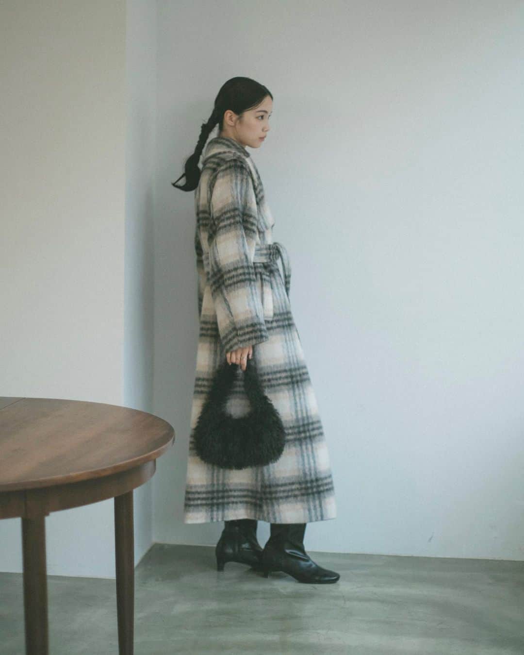 Vannie Officialのインスタグラム：「23 WINTER COLLECTION.  ︎︎ boacollar gown coat S / M plaid / beige / black ¥13,200(tax in)  ︎︎  mix over knit cardigan beige / green / blue / pink /red ¥5,390(tax in)  ︎︎ tack flare mini skirt black / gray ¥4,290(tax in)  ︎︎  boa feather hand bag ivory / black ¥3,520(tax in)  ︎︎ #vannie_u #ヴァニーユー」