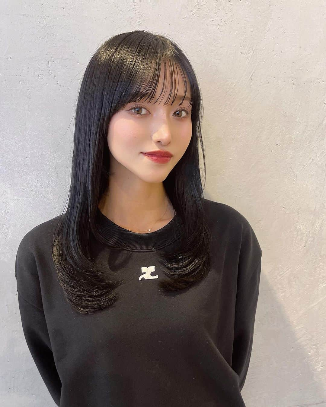 引地裕美のインスタグラム：「久しぶりのHIRAさんヘアー💇🏻‍♀️✨ @hira__hair   髪質改善カラーで染めてもらったら プルンプルンになった🐈‍⬛🖤🫧  長さは殆ど変えないで 入ってるレイヤーをきれいに整えてもらったよ🪄  大満足◎ありがとうございました💖  #noi #渋谷美容室 #渋谷サロン  #UMine #japanese #japanesegirl #일본 #오오티디 #얼스타그램 #패션스타그램 #데일리코디 #패션 #时装 #셀카 #데일리룩」