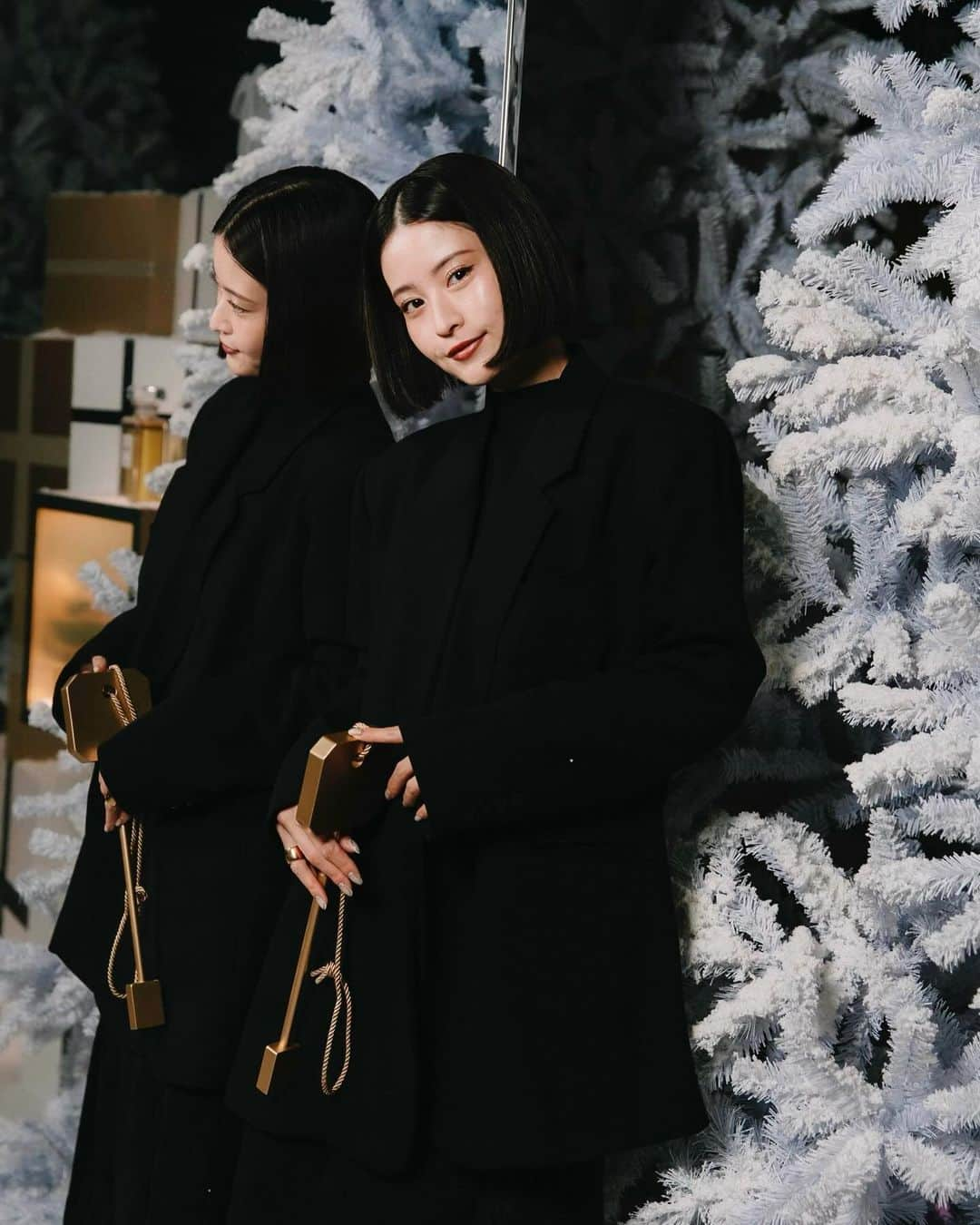 横田ひかるさんのインスタグラム写真 - (横田ひかるInstagram)「CHANEL WONDER LAND🎄❄︎  シャネルのホリデー イベント“CHANEL WONDERLAND”に招待されました♡冬の幻想的な空間に、可愛すぎる仕掛けがたくさんあってときめき止まりませんでした。タッチアップも出来たり、タロット占いやマジックもあって、楽しめるイベントです!是非遊びに行ってほしいです~  #CHANEL #CHANELHoliday #シャネルホリデー #CHANELWonderland」12月7日 18時13分 - _rncn950805