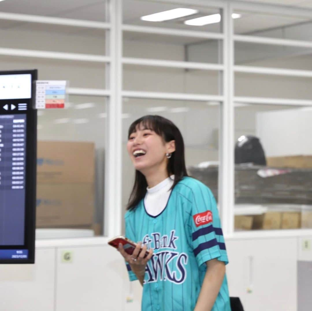 寺田真珠さんのインスタグラム写真 - (寺田真珠Instagram)「⚾️🦅  『福岡ソフトバンクホークス』撮影写真を公開🧏‍♀️  ソロショット🙃📷  これは人生で初めての司会進行をしたときのshot！ 携帯見ながら頑張りました。 水色の紙はホテルの朝食券ね🙈🙈  めためたいい経験になりました楽しかったです  ユニホーム似合ってる？🧏‍♀️  皆様いいねとコメントお待ちしてます📝 明日TikTok配信も20時からやるからきてね📢  あとねあとね、福岡に忘れ物した  よくやるやつ　  明日も笑顔で頑張ろうね☺️  #福岡 #福岡ソフトバンクホークス #プロ野球 #プロ野球選手 #パリーグ #2023  #ユニホーム #野球女子 #福岡県 #野球⚾️ #baseball #japan #camera #photo #撮影 #shot #九州 #ソフトバンク #ソフトバンクホークス #softbankhawks #寺田真珠 #サンミュージック #サンミュージックプロダクション #高校野球 #fukuoka」12月7日 18時06分 - shinju_terada