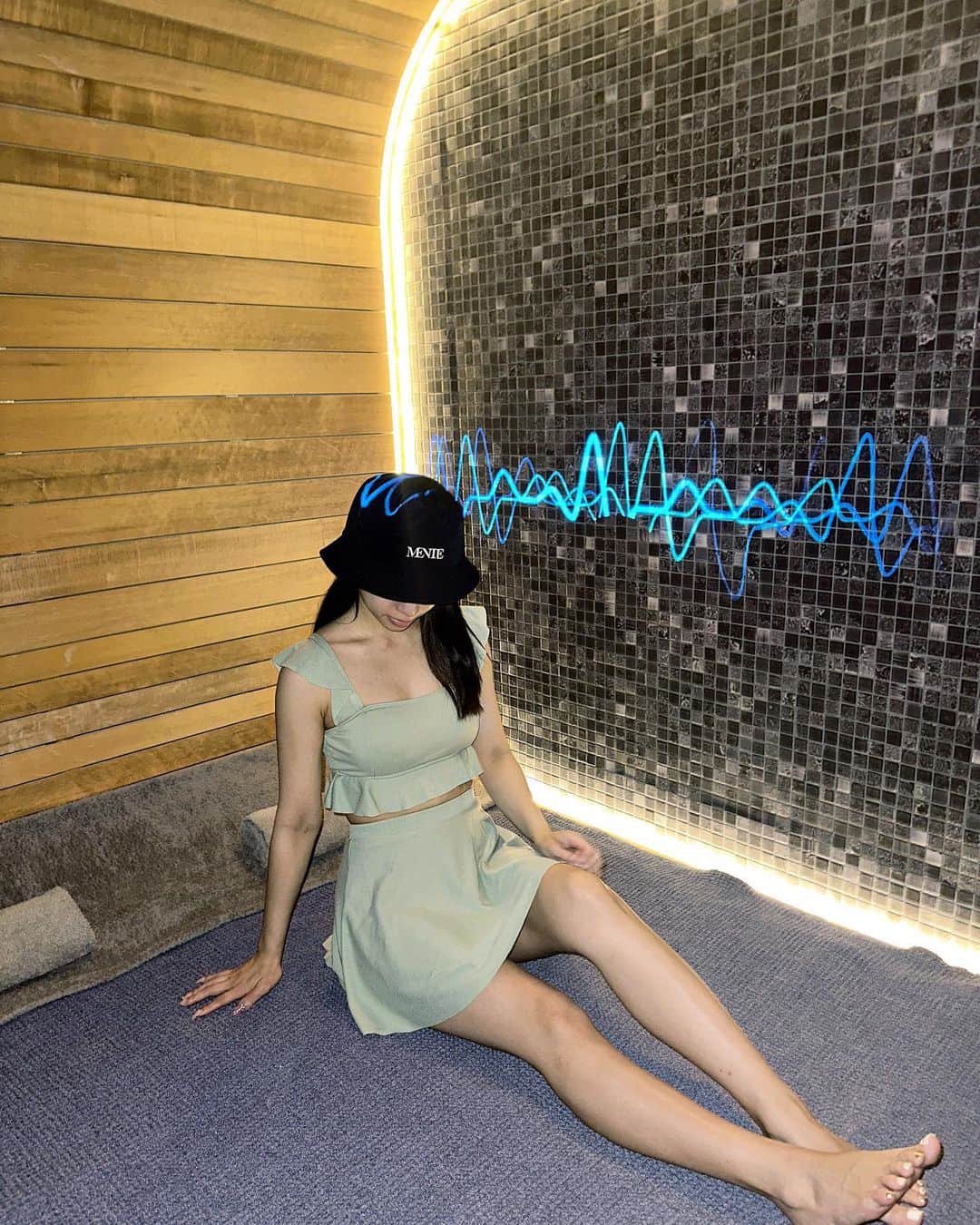 山本瑠香さんのインスタグラム写真 - (山本瑠香Instagram)「プライベートサウナに🧖🏻‍♀️🌿♡  大阪 福島にある 一棟貸切のプライベートサウナ&スパ✨ @mente_hanare.fukushima  に招待していただいて行ってきました☺️  キレイすぎるし広すぎる！ 完全貸切なので思う存分楽しめました♡  普段あまりサウナに行かなくて 整った経験がなかったんやけど、 初めて「これがととのうか！」ってなりました！  その後、スパも💆🏻‍♀️ クリームヘッドマッサージ、オイルマッサージ、 足ツボマッサージをしてもらいました✨  サウナもスパもめっちゃ気持ち良くて 最高の時間でした…🫶🏻  最後の写真は整ってるときの笑 顔まっか笑 . . . #サウナ #大阪サウナ #プライベートサウナ #貸切サウナ #menteはなれ福島 #福島サウナ #個室サウナ #サウナ女子」12月7日 18時06分 - ruka_1010_team8