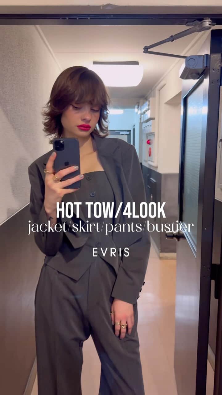 EVRISのインスタグラム：「⠀ 【12月8日(金)先行予約開始✅】  #ショートレングスジャケット GRY/PNK/PPL ¥12,200(税込)  #コルセットトップス　 GRY/PNK/PPL ¥7,700(税込)  ハイウエストタックワイドパンツ GRY/PNK/PPL ¥9,900(税込)  #プリーツミニスカパン GRY/PNK/BLK ¥8,800(税込)  ___________________________________________ 🔻公式通販サイトRUNWAY channelは  @evris_official TOPのURLから✔︎  #EVRIS」