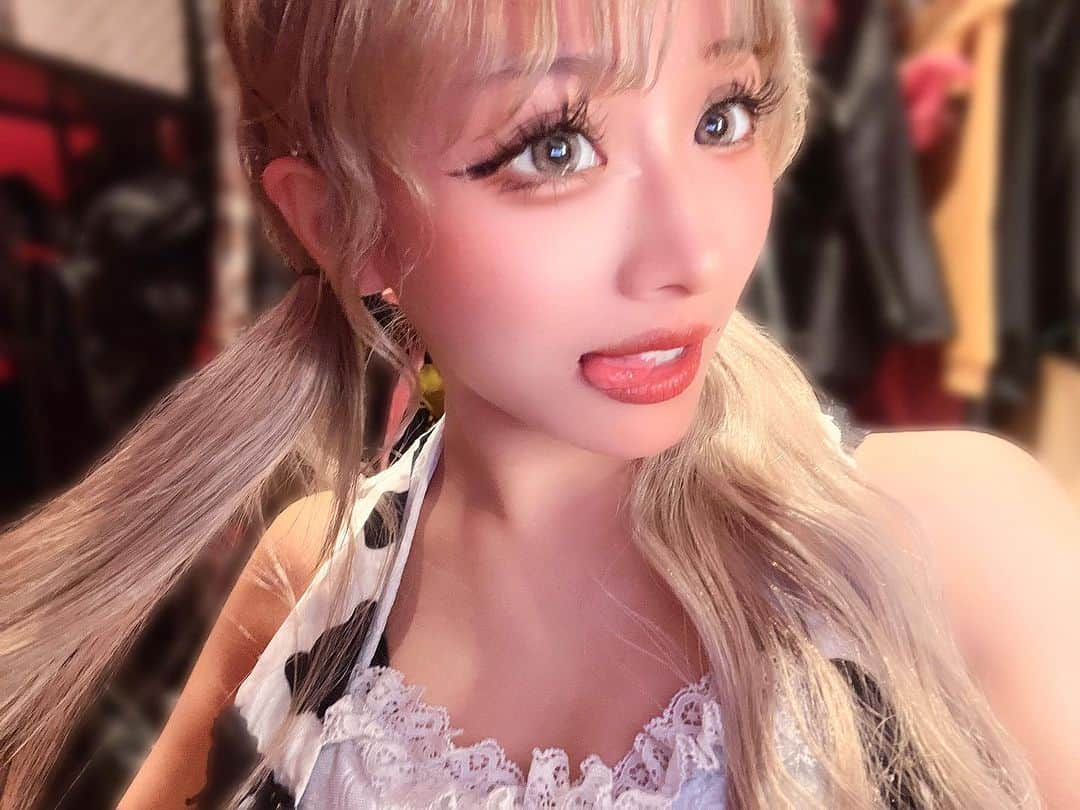 彩さんのインスタグラム写真 - (彩Instagram)「⌒°(( ơ ᴗ ơ )°⌒  ・ ・   ・ ・ ・  #thepink #pink #ザピンク #大阪クラブ #大阪 #ミナミ #nightclub #クラブ #ダンサー#キャバ嬢 #hiphop #music #dj #selfie #自撮り #instagood #instalike #like #instagram #followｍe・・・●ピンクダンサーズ【10期生】応募受付スタート！ ダンス未経験者大歓迎‼︎ 『楽しいが仕事になる』  ※ダンサー1日体験入店制度開始！ 興味はあるけどいきなり入店はちょっと…という方に朗報‼︎ 1日３時間で体験入店料支給。衣装貸出可。  ●社員・アルバイトも随時募集中！  こちらからお気軽にDMにてご応募ください！ @genya_thepink」12月7日 18時08分 - aya__thepink