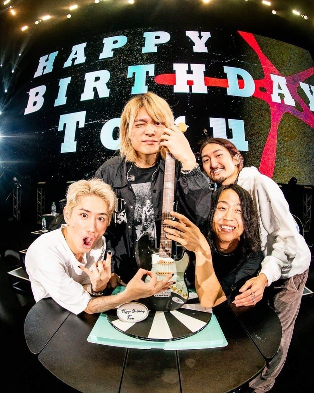 Taka のインスタグラム：「お誕生日おめでとう！TORU🤘🏻⭐️ ついに35かー！！そして今日はライブでっせ！TORUさん！ 何度ライブ当日が誕生日だったことか😹ただファンのみんなとライブをしながら誕生日を祝えるなんてミュージシャン冥利に尽きますな！😎 とにかく今日、明日しっかり噛み締めて楽しいライブしよな！🦾　@toru_10969  @oneokrockofficial   #リーダー誕生日おめでとう #香港2days #oneokrock」