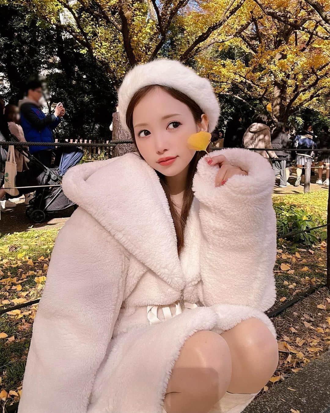 八鍬里美のインスタグラム：「写真も撮ったから載せちゃおう〜🥰🤍 今年は少し遅かったから緑なところもあったけどキレイだった😍 テディベアコートはとっっても暖かいのでクリスマスデートにも着てほしいなあ🐻‍❄️❕🎄  #テディベア#ボアコート#白#白コーデ#150cm#ミシェルマカロン#michellmacaron」