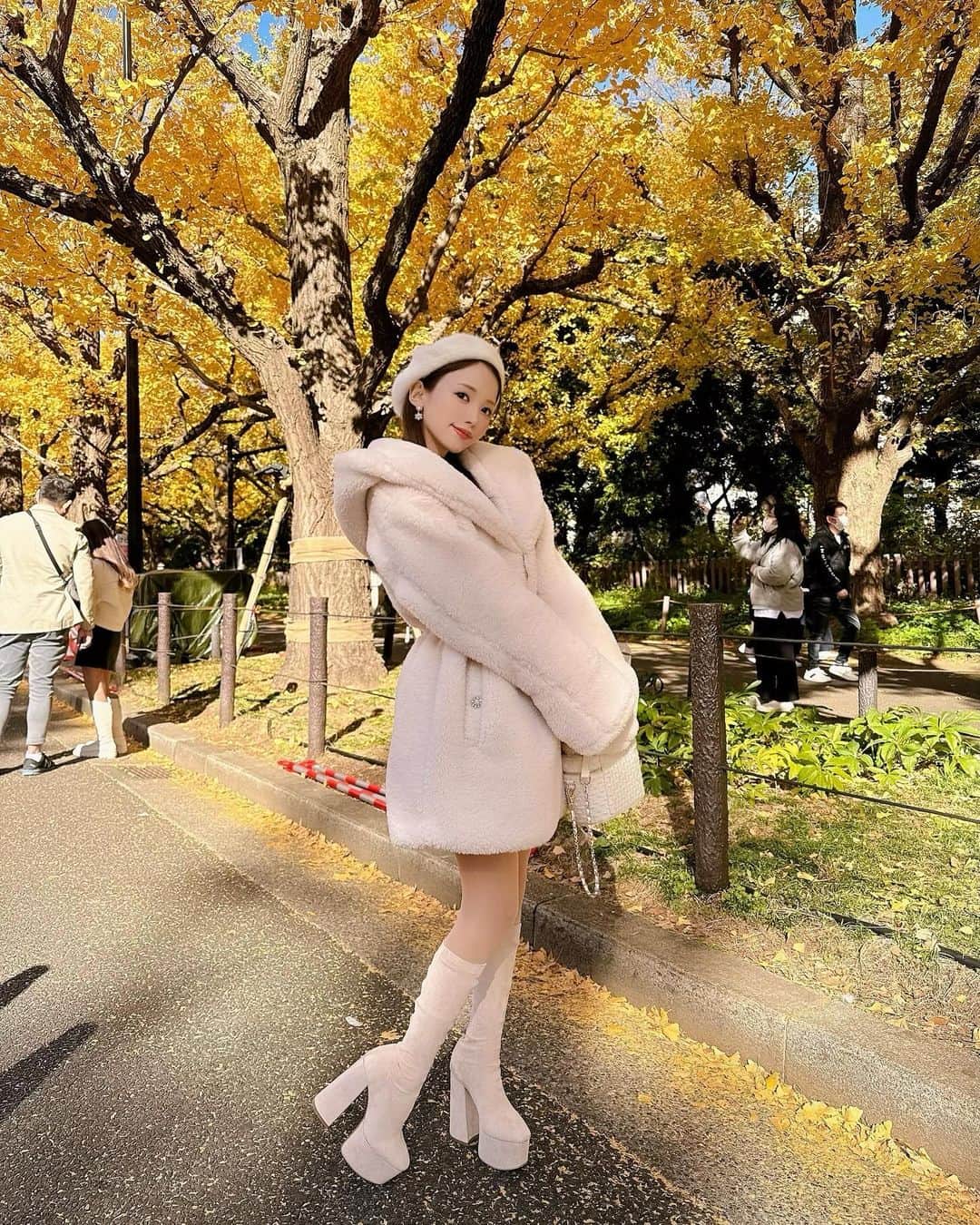 八鍬里美さんのインスタグラム写真 - (八鍬里美Instagram)「写真も撮ったから載せちゃおう〜🥰🤍 今年は少し遅かったから緑なところもあったけどキレイだった😍 テディベアコートはとっっても暖かいのでクリスマスデートにも着てほしいなあ🐻‍❄️❕🎄  #テディベア#ボアコート#白#白コーデ#150cm#ミシェルマカロン#michellmacaron」12月7日 18時11分 - satomi_yakuwa