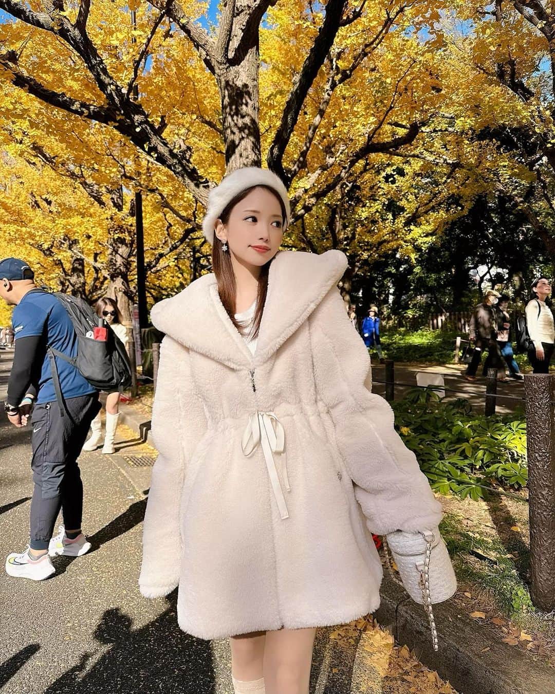 八鍬里美さんのインスタグラム写真 - (八鍬里美Instagram)「写真も撮ったから載せちゃおう〜🥰🤍 今年は少し遅かったから緑なところもあったけどキレイだった😍 テディベアコートはとっっても暖かいのでクリスマスデートにも着てほしいなあ🐻‍❄️❕🎄  #テディベア#ボアコート#白#白コーデ#150cm#ミシェルマカロン#michellmacaron」12月7日 18時11分 - satomi_yakuwa