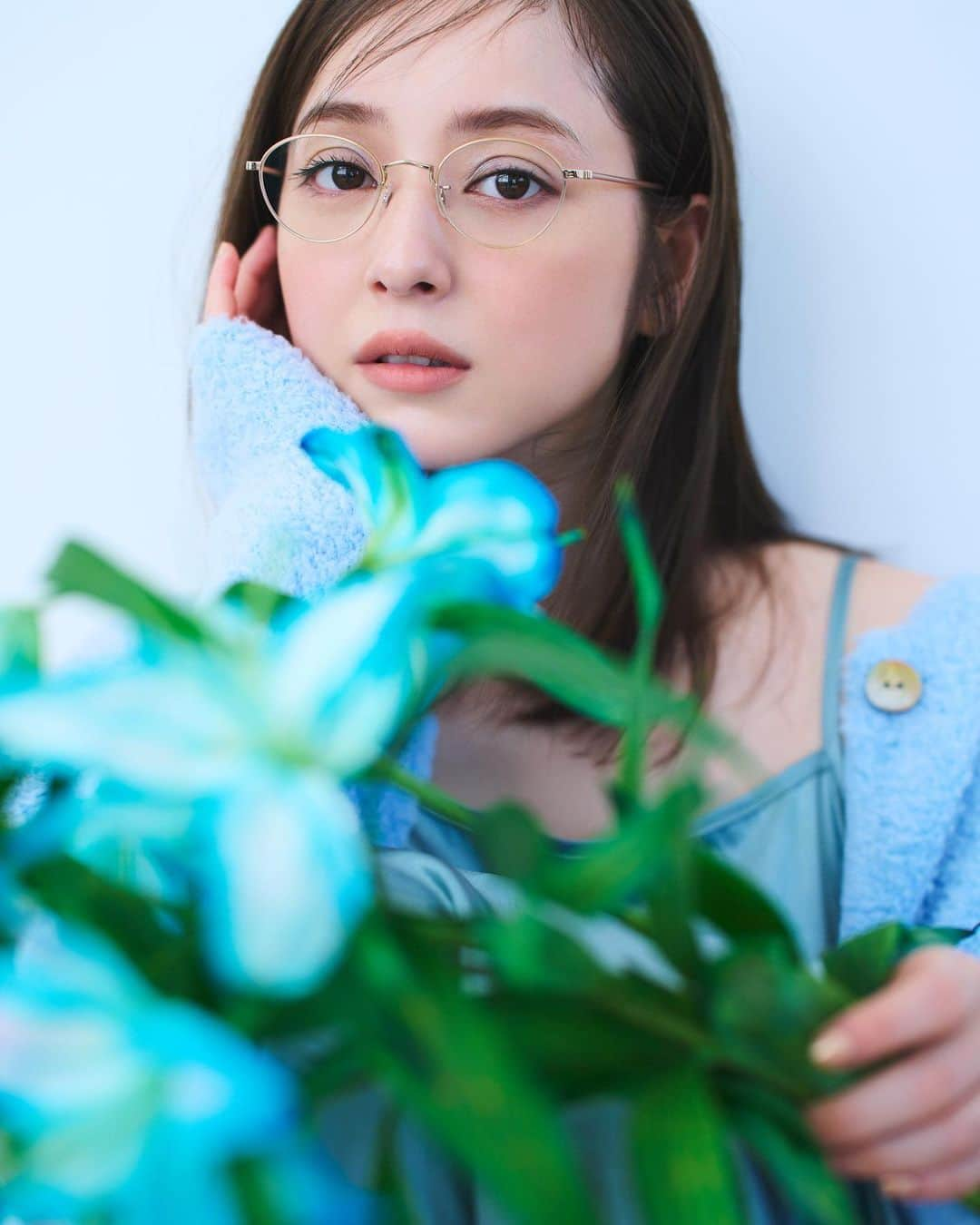 佐々木希のインスタグラム：「. 新作eyewear🩵 私にとってメガネは欠かせない存在！ カラーレンズだけが、UVカットかと思いがちですが、クリアレンズでも、しっかりUVカット！しかも99.9%もカット👓（私もデザインするまでは、勝手にそう思い込んでいました…😅） ですので、夏以外も日差しはあるのでオールシーズン使ってます。 目から日焼けもするみたいなので☀️  iNtimitéのサイトからご購入いただくと、UVカットレンズがついています！  iNtimité by EYEVANのメガネは、デザインだけでなく、軽くて一日中着けていても、疲れないように作っています🫧  是非チェックしてくださると嬉しいです！  #iNtimitebyEYEVAN  ===== ＜iNtimité by EYEVAN 新商品販売のお知らせ> 12/7（木）18:00~ iNtimite by EYEVAN 2024 Spring & Summer の新作を販売させていただきます！   長時間掛けてもストレスの少ない軽さや、掛け心地に配慮しながら、シンプルで洗練されたデザインをベースに、ニュアンスのあるカラーリングや、ジュエリーに用いられるハンマー打ちのような繊細なディティールを用いて、彩りと華やかさを演出したコレクションを展開しています。  ＜着用モデル＞ INE-1005 G/MILKPNKH 上品なゴールドのフロントは、ハーフリム七宝でアイメイクのような彩りと質感をプラス。 β-チタンのしなやかさを生かした細身のデザインで、程よい存在のあるアイウェアになります。 =====」