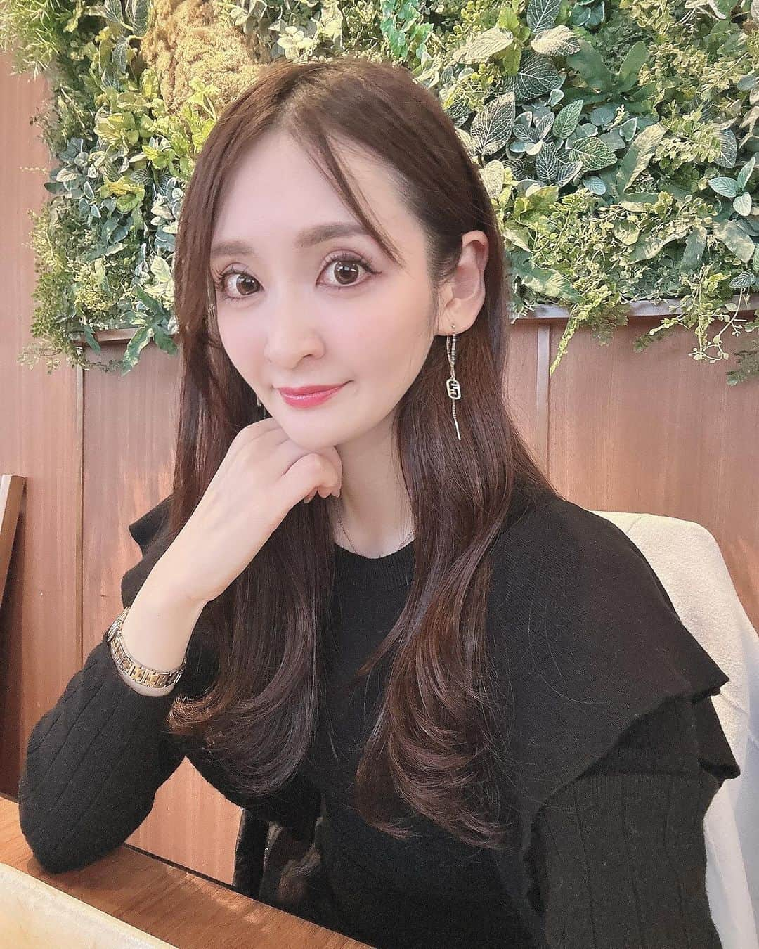 藤後 沙織 とうごさおりのインスタグラム：「ハイフをしていただいてから1ヶ月😊 フェイスラインがだいぶシュッとしました✨嬉しい💓  ビフォアフも載せておきます（ノーマルカメラ） ぼやっとしてたフェイスラインが、 はっきり出てきてくれてかなり満足です☺️  東京中央美容外科銀座二丁目院 @tcb_ginzanichoumein にてお願いしました👏 担当はひかり先生✨  ほんと、お願いしてよかった〜♥︎  TCB銀座二丁目院に行って、 私のインスタ見たって言ってもらうといいことがあるらしいから行ってみてね〜✨ 年内に綺麗になっとこう♡  #PR#tcb#東京中央美容外科#東京中央美容外科銀座二丁目院#東京#銀座#佐藤光#ひかり先生#美容整形#ソノクイーン#小顔#ハイフ#小顔になりたい#フェイスライン」