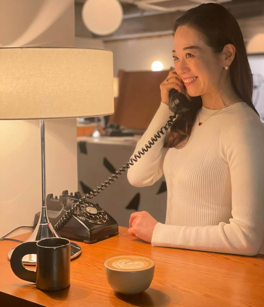 沢瀉美緒さんのインスタグラム写真 - (沢瀉美緒Instagram)「※ Coffee shop ☕️ . 普段行かないエリアに行ってみた日。 @mikonikopiko ちゃんとコーヒーショップをハシゴ。 . 上野あたりから、浅草橋付近まで 歩いていました。笑 . 深夜まで営業していて、黒電話なんかあって まるで撮影スタジオのような可愛いカフェ。 . . #arc #coffeetime #coffee #コーヒー #コーヒータイム #蔵前 #浅草橋」12月7日 9時20分 - mio_omodaka