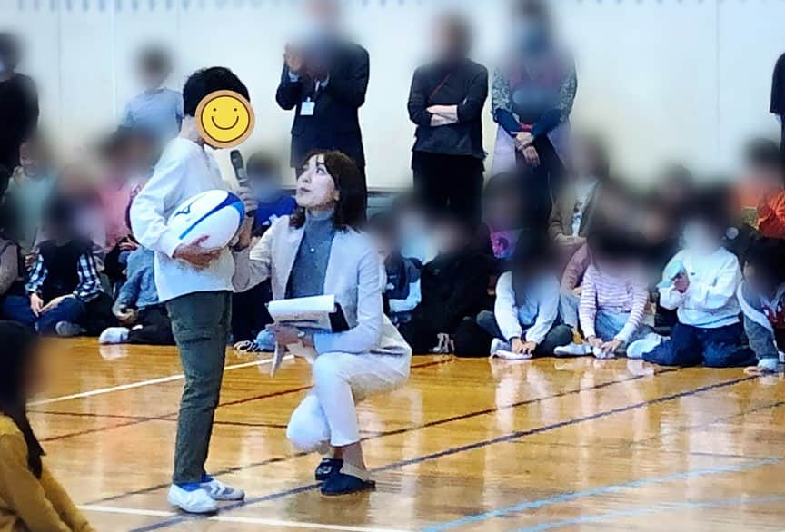 佐藤由季さんのインスタグラム写真 - (佐藤由季Instagram)「昨日は小学校の 「笑顔と学びの体験活動プロジェクト」にて #ラグビー #NECグリーンロケッツ東葛  #田中史朗 選手の司会を 務めさせていただきました🎤  最初からとても大きな声で挨拶を 返してくれた小学生のみんなに 田中選手と感激！！ そんなみんなだからこそ、田中選手の 熱いお話に笑ったり頷いたり しっかりリアクションをしながら 目を輝かせてお話を聞いくれました🤩 そして、何か質問したい、、、 と私が話をしかけた瞬間にも 多くの手が挙がって🙋‍♀️素晴らしい👏 トークショー後のアクティビティも とてつもなく盛り上がりました😍 田中選手のロングパスに大歓声🏉 からの、ペットボトル倒し！！ 各学年の代表の子たちも、 校長先生も副校長先生もチャレンジ🏉 その時の子どもたちの応援の迫力も 最高でした👏😆👏 まさに #ワンチーム を体現できる学校🏫 と思っていたら、最後の最後に 副校長先生からサプライズ返し！！ #ビクトリーロード の歌のプレゼント🎶 これには田中選手も私も感動〜！！ 正直、鳥肌が立ってウルっとして しまいました🥹  今週末12/9(土)に開幕する #ジャパンラグビーリーグワン  今シーズンの後押しにも なったことでしょう🏉 私ももちろん応援に行きたいと思います🙋‍♀️ 田中選手、今回も笑顔溢れる 楽しいお時間をご一緒させていただき 本当にありがとうございました😊  ちなみに、帰り際に田中選手に サインを求めていた子どもたちが 私にまで気を遣ってサインを 欲しがってくれて…😂🙏 そんな優しくて真っ直ぐな子どもたちに エネルギーをもらったので、 私ももっともっと頑張ります🎤 そしてどこかでまたこの子たちと 会えますように…🥰  #ONETEAM  #トークショー  #司会  #フリーアナウンサー  #佐藤由季  #素敵な小学校小学生との出会いに感謝  #先生方も沢山のご協力ありがとうございました  #子どもたちの笑顔を載せられないのが残念ですが本当に沢山の笑顔が溢れていました 😊」12月7日 9時21分 - yukisato0710