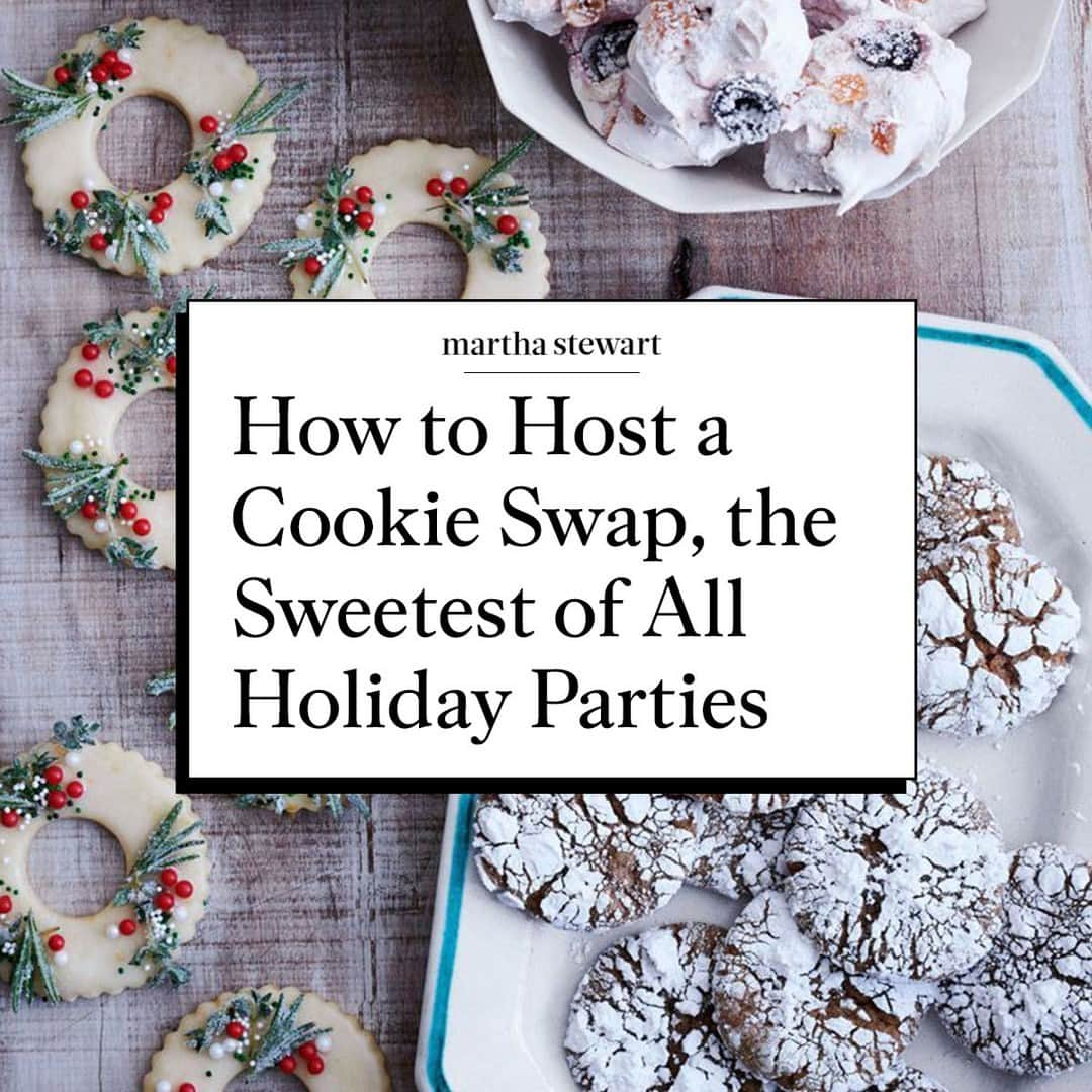 マーサ・スチュワートのインスタグラム：「If there's a dessert that speaks most to the holiday season, it's cookies. That's why cookie swaps are so popular this time of the year. Not only is sharing and swapping cookies with friends and family fun, but you get to leave with a selection of treats to enjoy and new recipes to try. Instead of getting invited to a cookie swap this season, consider hosting your own. Our guide includes everything you need to make your party run smoothly, from sending out invitations and preparing appetizers to coming up with theme ideas and festive décor. Head to the link in our bio to get started.」