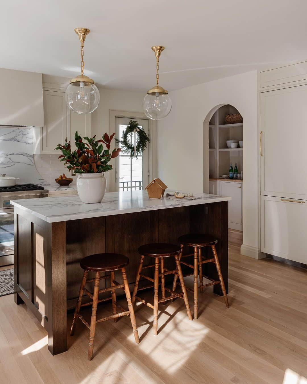 MT DOMAINEのインスタグラム：「Beautiful welcoming kitchen.  (Via @mif_design) #MyDomaine」