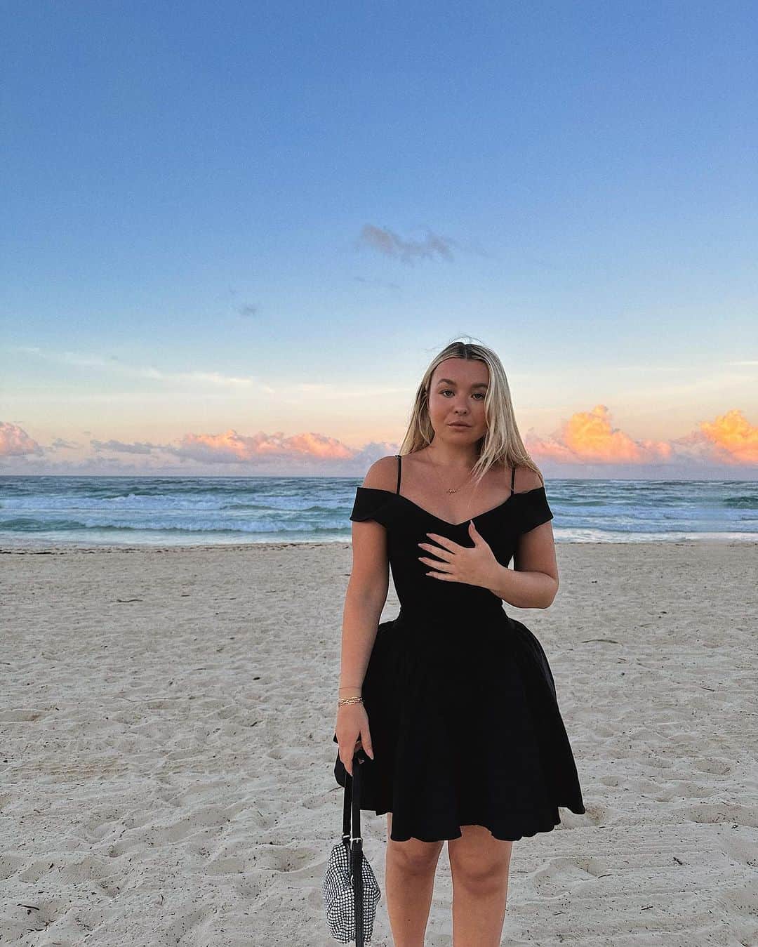 トーリ・ウェブスターのインスタグラム：「my offline life will always be bigger than my online life ☀️🌅☁️🌤️🌊💛🌎」