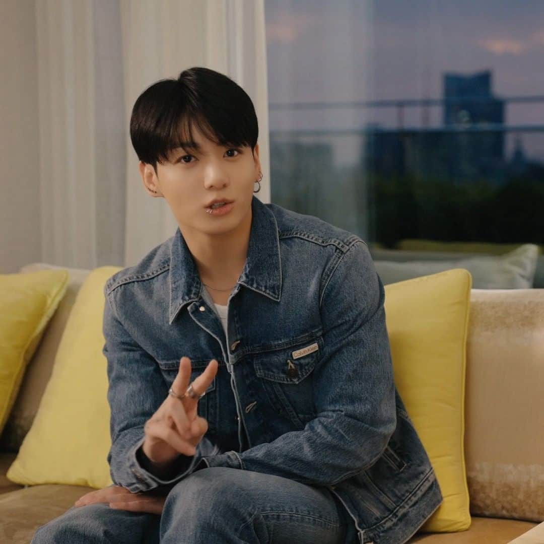 VOGUE JAPANのインスタグラム：「#JUNGKOOK に動画インタビューを敢行💜✨続きはプロフィールのリンクから。  Check out the special video interview of JUNG KOOK from the link in bio.  Talent #jungkook of #bts wearing @calvinklein Styling @kimvenchy @yeseong_k Hair @bit.boot_naejoo Makeup @da_a_reum Art Direction #tomoyukiyonezu Head of Editorial Content @tiffanygodoypresents Fashion Director @emitothek Fashion Features Editor @yuisugiyama Associate Fashion Editor @masayougawa  #JUNGKOOKxVOGUEJAPAN #voguejapan」