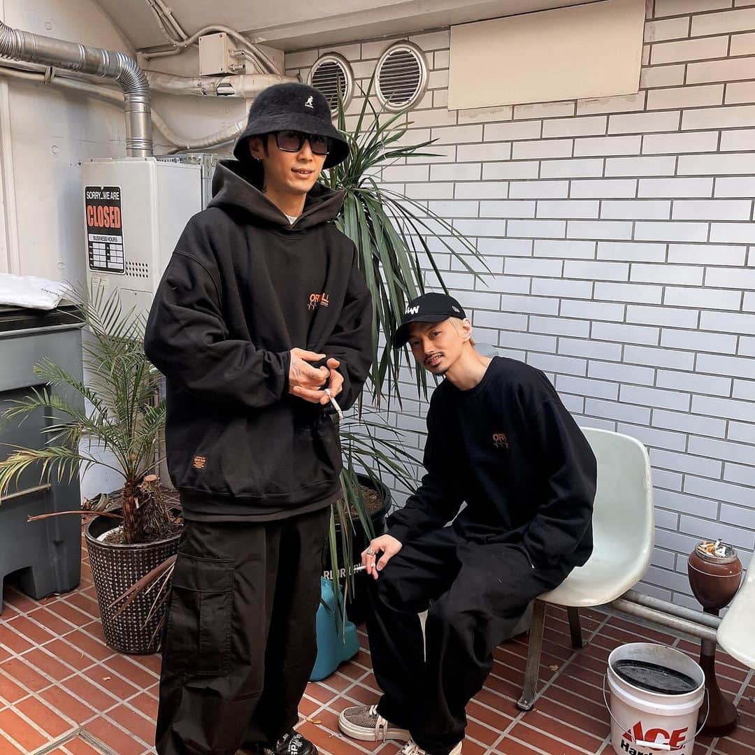 加藤 聖也のインスタグラム：「. ORWELL SWEAT Black と White の2色購入😆✌🏻  2XLにしたから パーカーの上からも着用可🤭 オーバーサイズで着るには最高なサイズ感でした🤤  たくさん着よ〜っと😆  ▼ 購入先 @slow_general_store   塁、ありがと〜😊🤲🏻  @rui.higuchi  @haircut_parlor_orwell」
