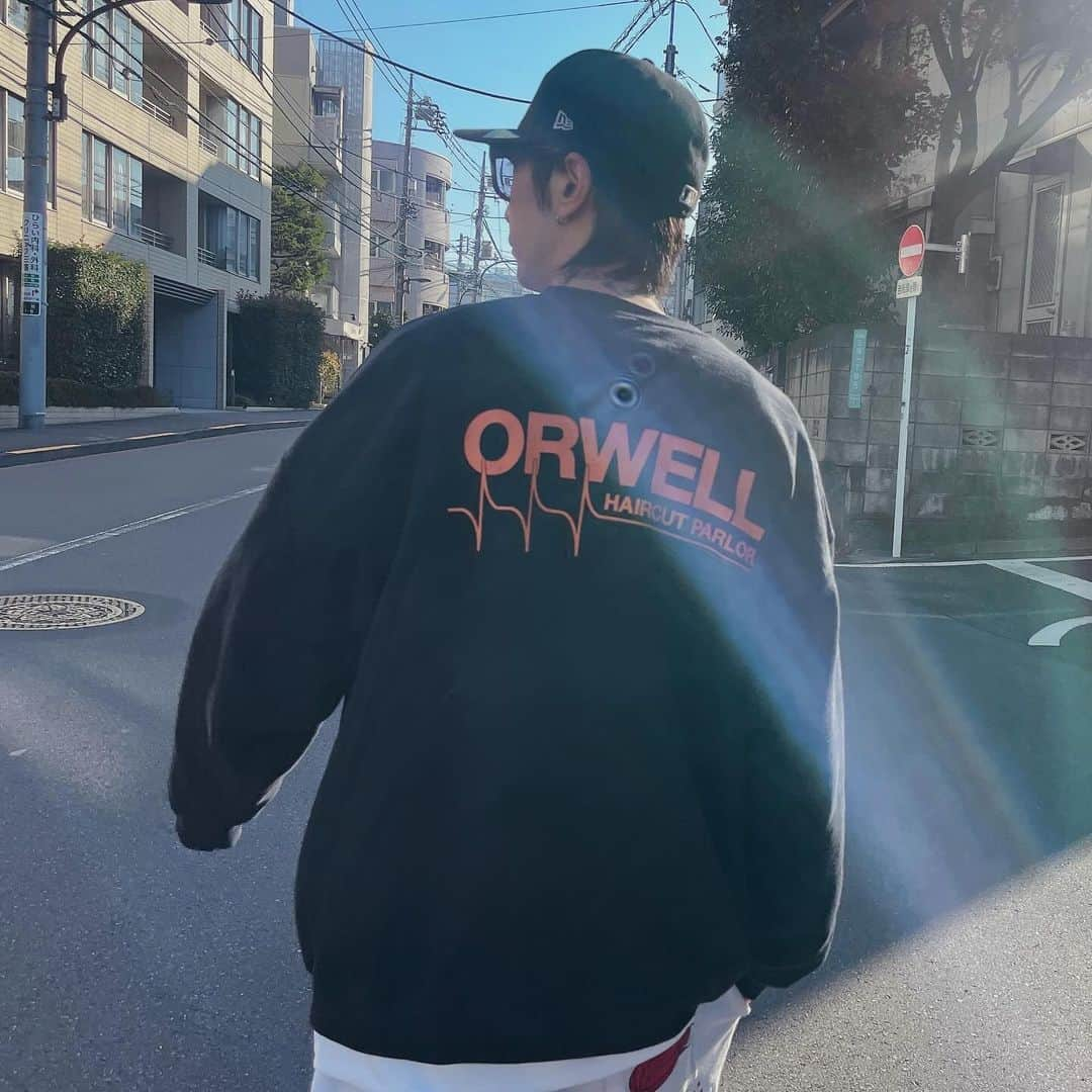 加藤 聖也さんのインスタグラム写真 - (加藤 聖也Instagram)「. ORWELL SWEAT Black と White の2色購入😆✌🏻  2XLにしたから パーカーの上からも着用可🤭 オーバーサイズで着るには最高なサイズ感でした🤤  たくさん着よ〜っと😆  ▼ 購入先 @slow_general_store   塁、ありがと〜😊🤲🏻  @rui.higuchi  @haircut_parlor_orwell」12月7日 9時44分 - se1ya_kato