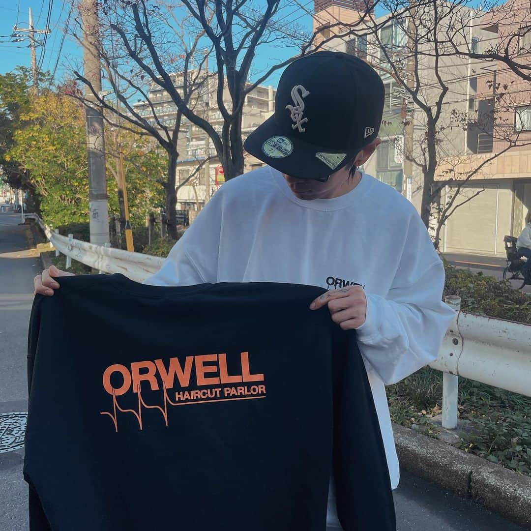 加藤 聖也さんのインスタグラム写真 - (加藤 聖也Instagram)「. ORWELL SWEAT Black と White の2色購入😆✌🏻  2XLにしたから パーカーの上からも着用可🤭 オーバーサイズで着るには最高なサイズ感でした🤤  たくさん着よ〜っと😆  ▼ 購入先 @slow_general_store   塁、ありがと〜😊🤲🏻  @rui.higuchi  @haircut_parlor_orwell」12月7日 9時44分 - se1ya_kato