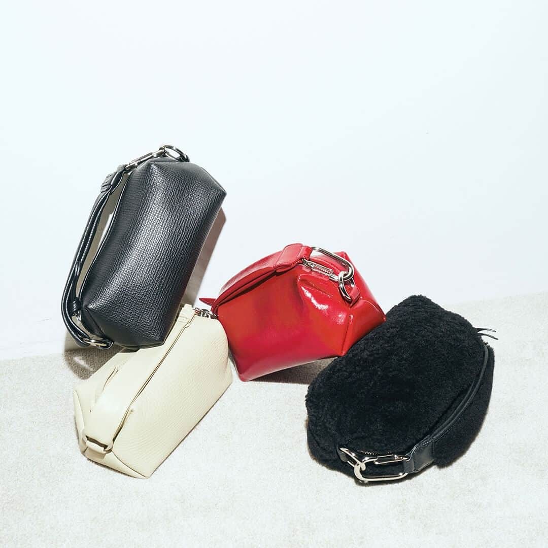 エポイのインスタグラム：「．Relaxing Mini Bag  ． #Epoi #23aw #Tuck #Ripple #Curly #epoicolors #madeinjapan #fashion #omotesando #umeda #marunouchi #japan #leather #bag #wallet #エポイ #日本製 #革 #タック #リプル #カーリー」