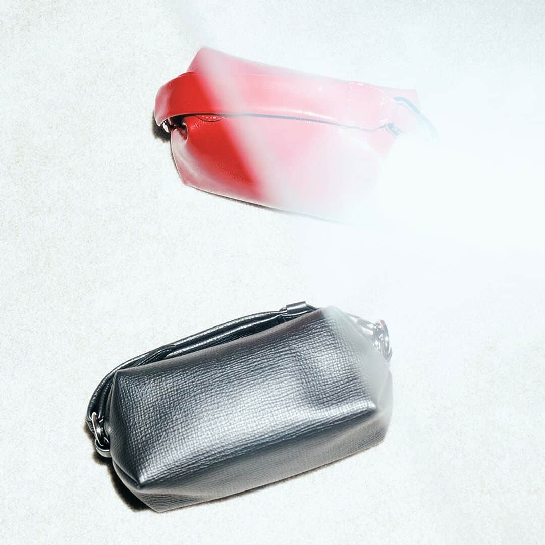 エポイさんのインスタグラム写真 - (エポイInstagram)「．Relaxing Mini Bag  ． #Epoi #23aw #Tuck #Ripple #epoicolors #madeinjapan #fashion #omotesando #umeda #marunouchi #japan #leather #bag #wallet #エポイ #日本製 #革 #タック #リプル」12月7日 9時55分 - epoi_official