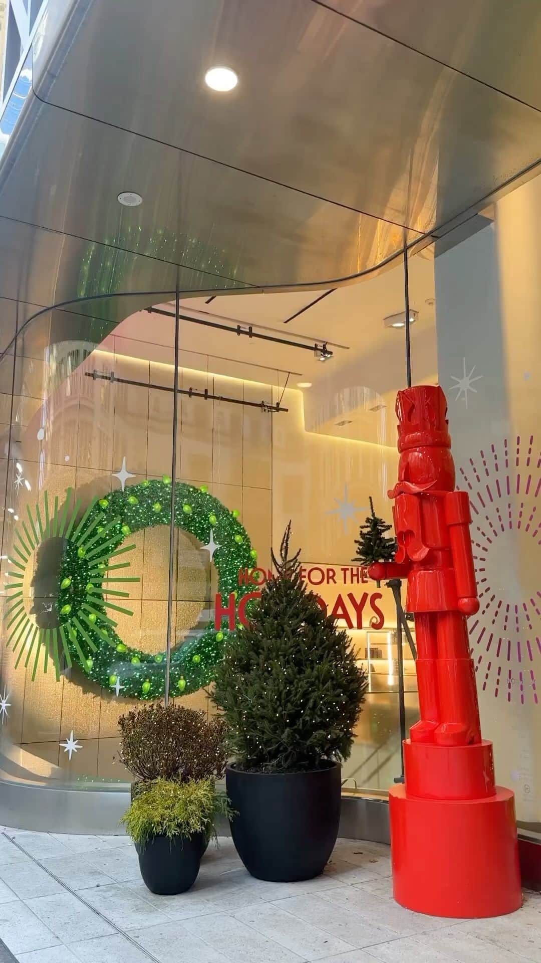 Nordstromのインスタグラム：「‘Tis the season for gift giving (and getting)! Come along to @nordstromnyc to shop top gift picks from Black- and Latinx-owned or -founded brands curated by Cosmopolitan’s beauty editor-at-large @missjulee, @thefolklore group’s CEO @amirarasool, and Aurea, founder and creative director of @flowerbodega.」
