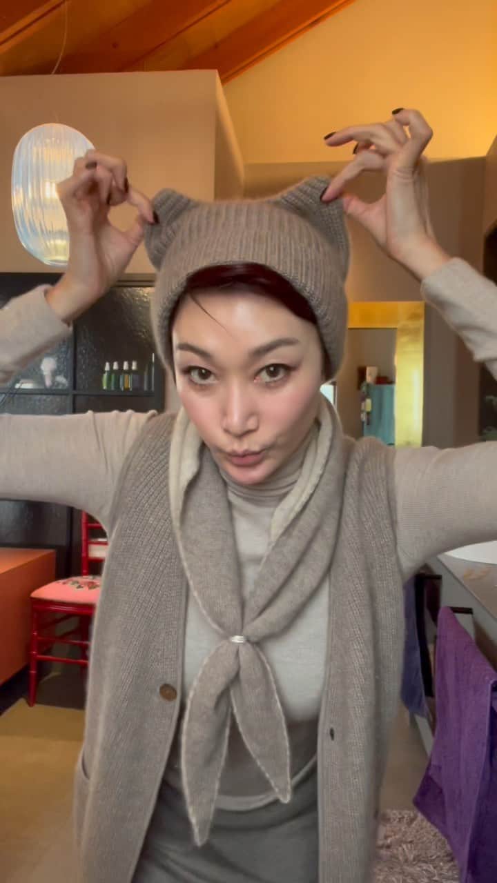 ピョン･ジョンスのインスタグラム：「와 대박! 아침에 쫄깃했죠?  전제품 거의 프리오더 넘어갔어요  바로배송거의 끝나가니 놓치지마세요  프리오더는 23일부터 순차배송합니다  프리오더는 주문제작으로 결제와 동시에 만들어져요  신중하게 하시고  동일공방에서 동일 로하스인증받은 퓨어캐시미어100%로 제작됩니다  염색없어도 색상 고급지죠?  Syuu에서 크리스마스 준비한 통큰 선물도  합산해서 정리하니 편하게 쇼핑하세요   아침에 이렇게 입고나가면 멋스럽고 따뚯하겠죠?  우리 11시 본라이브해요  아 떨려!!🙈🙈🙈🙈🙈  선물도 준비했어요  이틀동안 합산할께요 -2주뒤발송  🅿️200만원이상 최다구매자  1등-검정 롱패딩은 floclo 이태리제품(299만원상당) 2등 -에르메스 카멜골드팔찌 (98만원상당) 50만원이상 넥워머10명랜덤 (19만원상당)」