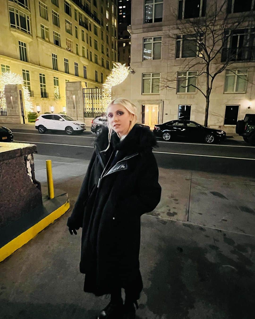 テイラー・モンセンさんのインスタグラム写真 - (テイラー・モンセンInstagram)「Out on the town #christmastimeishere」12月7日 10時12分 - taylormomsen