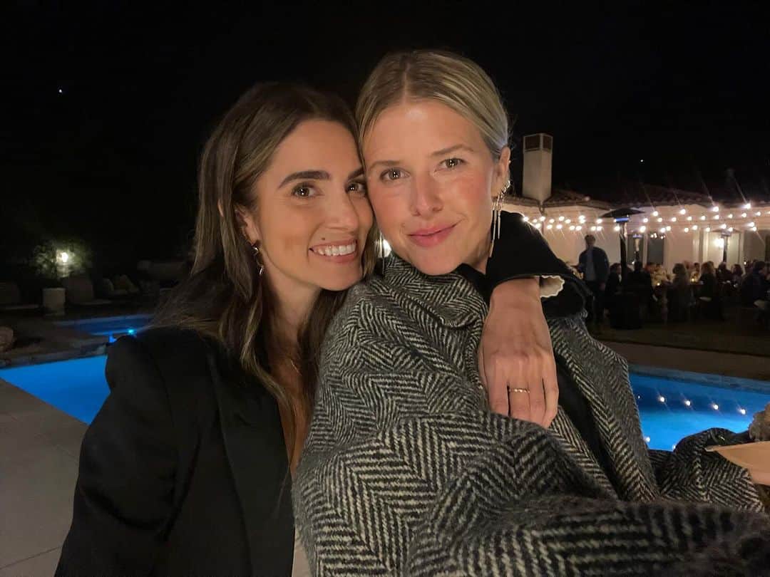 サラ・ライトのインスタグラム：「Luv ❤️ @nikkireed celebrating @danielaruah (how did we not get a photo of the 3 of us ?! ) xoxox」