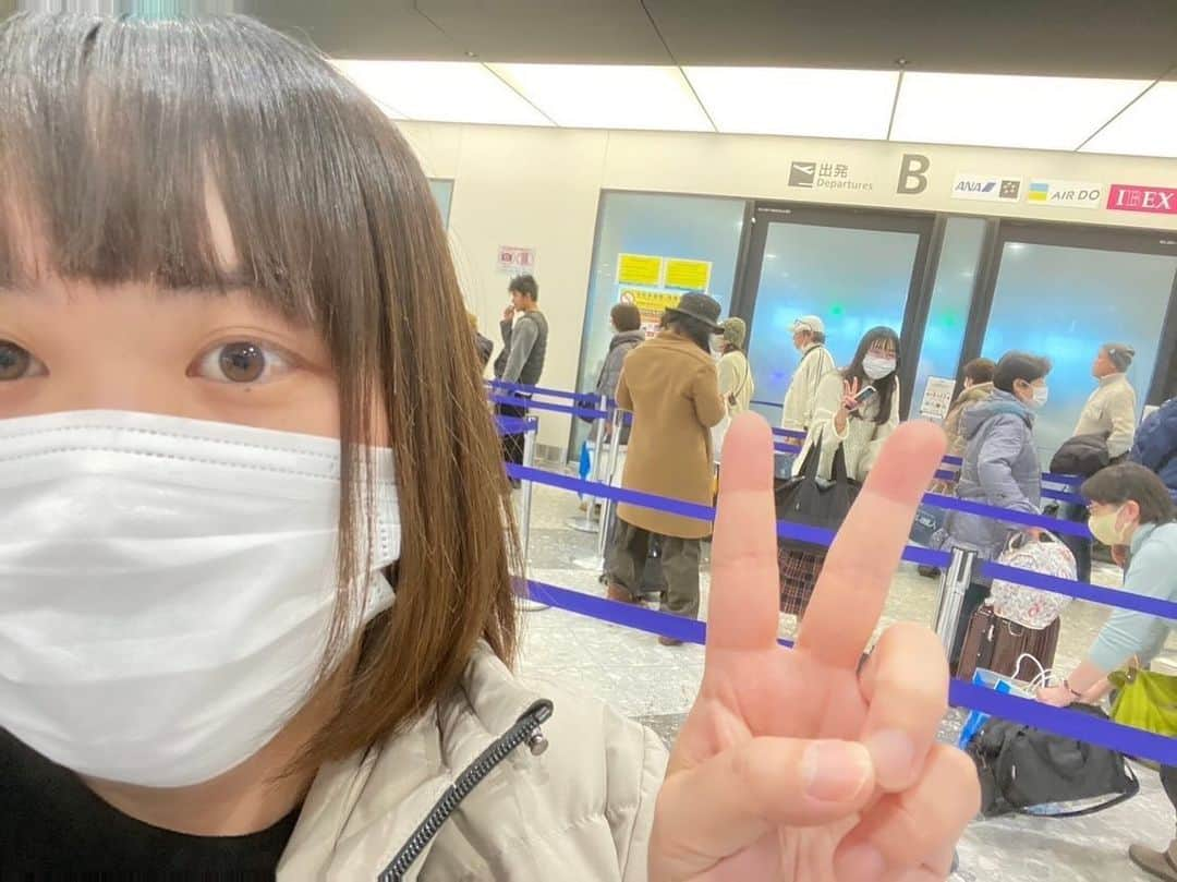 中村千尋のインスタグラム：「#あずまにあ 札幌と奈井江町楽しかったなぁ 東さんと飛行機の30分前までずっと喋って爆笑してて そいえばツーショット撮ってない！て搭乗口の前で気づき、別れ際に写真撮りあったやつ笑 お客さんが撮ったツーショットも発見したので載せてみます  今回のツアーでは今の所新幹線チケットしか落としてなくて順調のように見せてますが ここだけの話 実は、奈井江町でスマホ紛失未遂してます🥹 東さんが帰り道戻って雪の中に落ちてるのを見つけ出してくれた 白いスマホケースだったからそれだけじゃ分からなかったけど、周りにレシートなど点々と落としてたから発見できたとの事 あわや大惨事でした、、 東さん色々大変お世話になりました また遊び行きます⛄️」